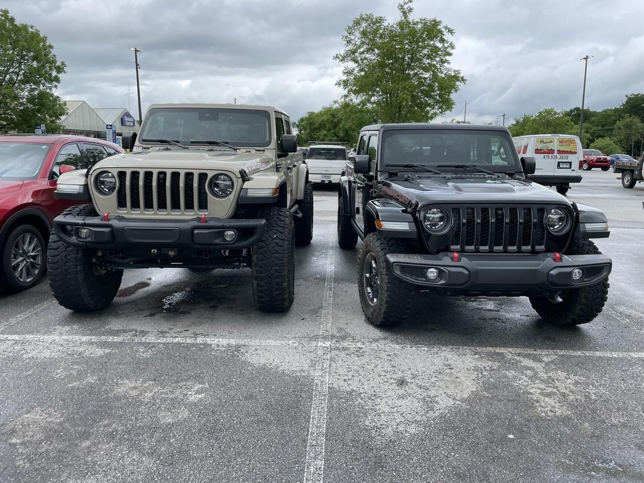 Jeep Gladiator Jeeps Parking Next To Jeeps 75112327-E61A-47F4-AFF1-EB2401EBE383