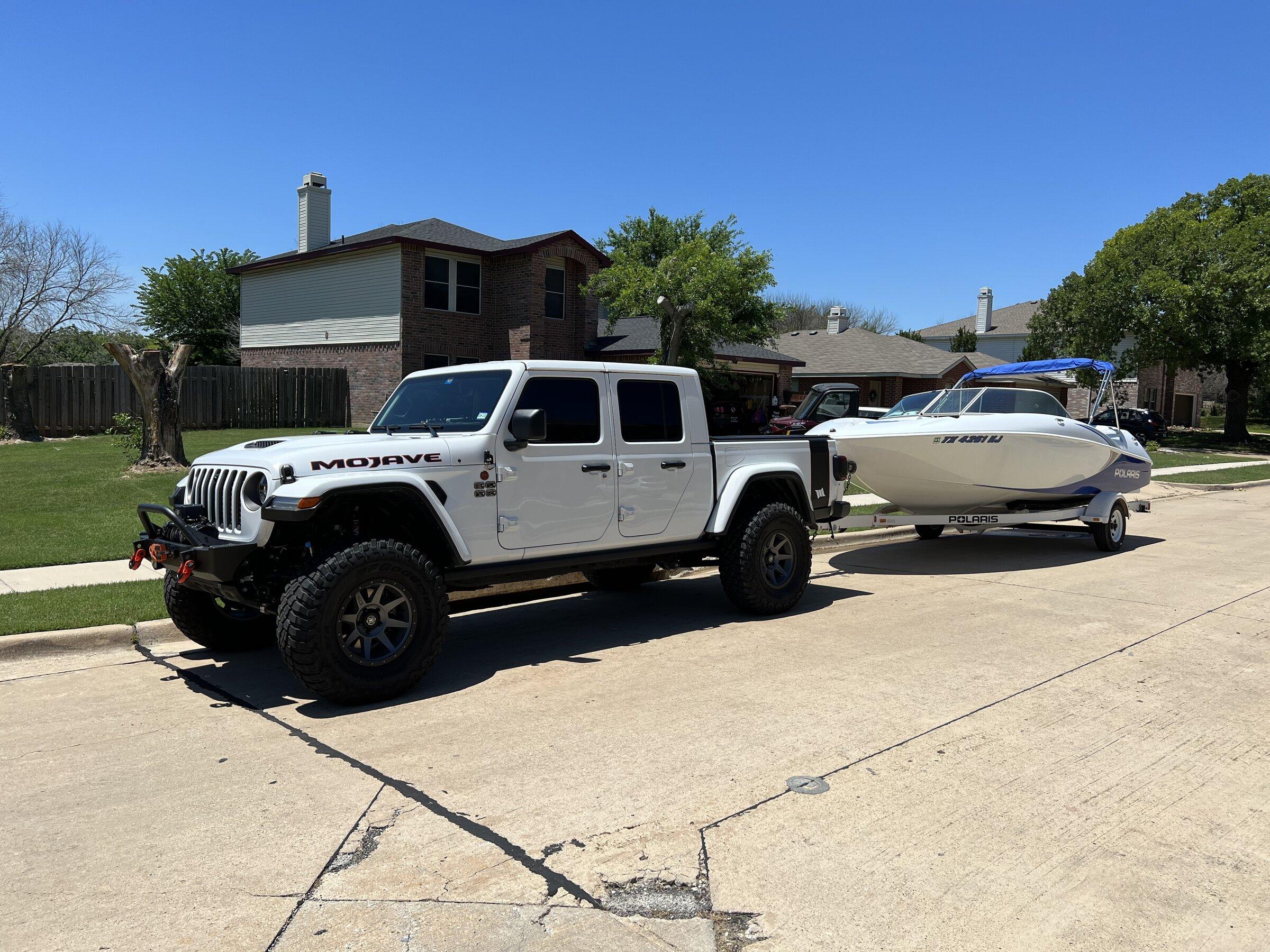 Jeep Gladiator towing boat FBE2B793-75D1-4ACE-9F0C-18E0F51CA17E