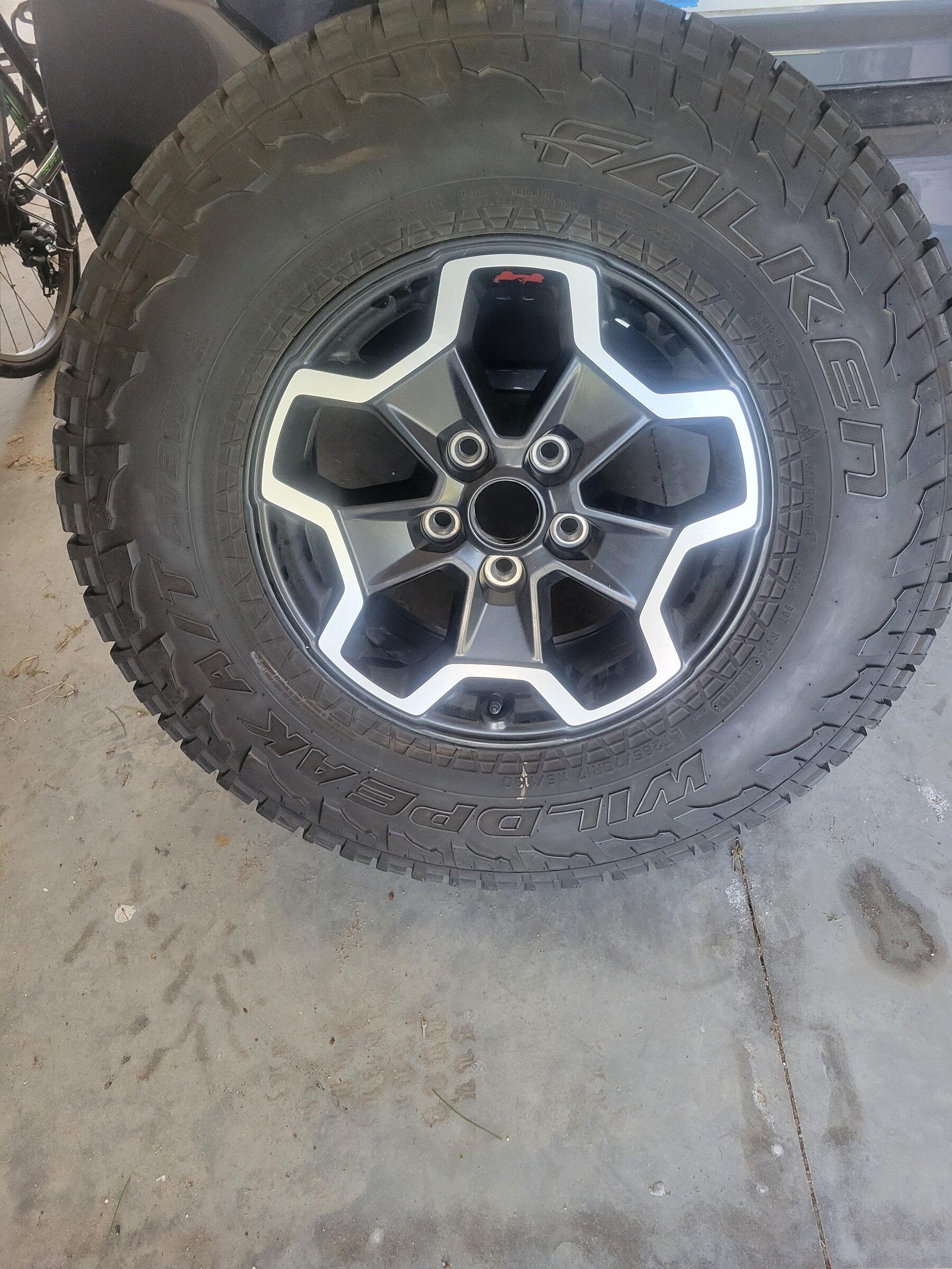 Jeep Gladiator 5 Rubicon wheels and tires 20220528_151755