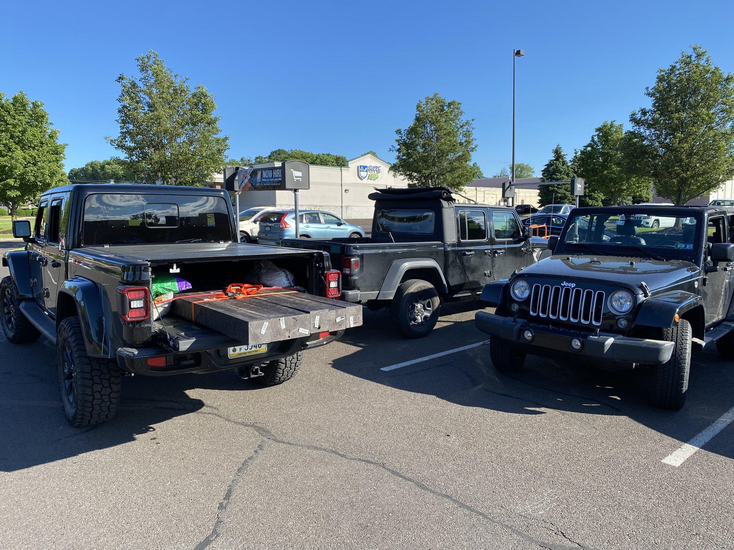 Jeep Gladiator Jeeps Parking Next To Jeeps 51056BE3-3E8E-4E3F-96AF-AED7619524BA