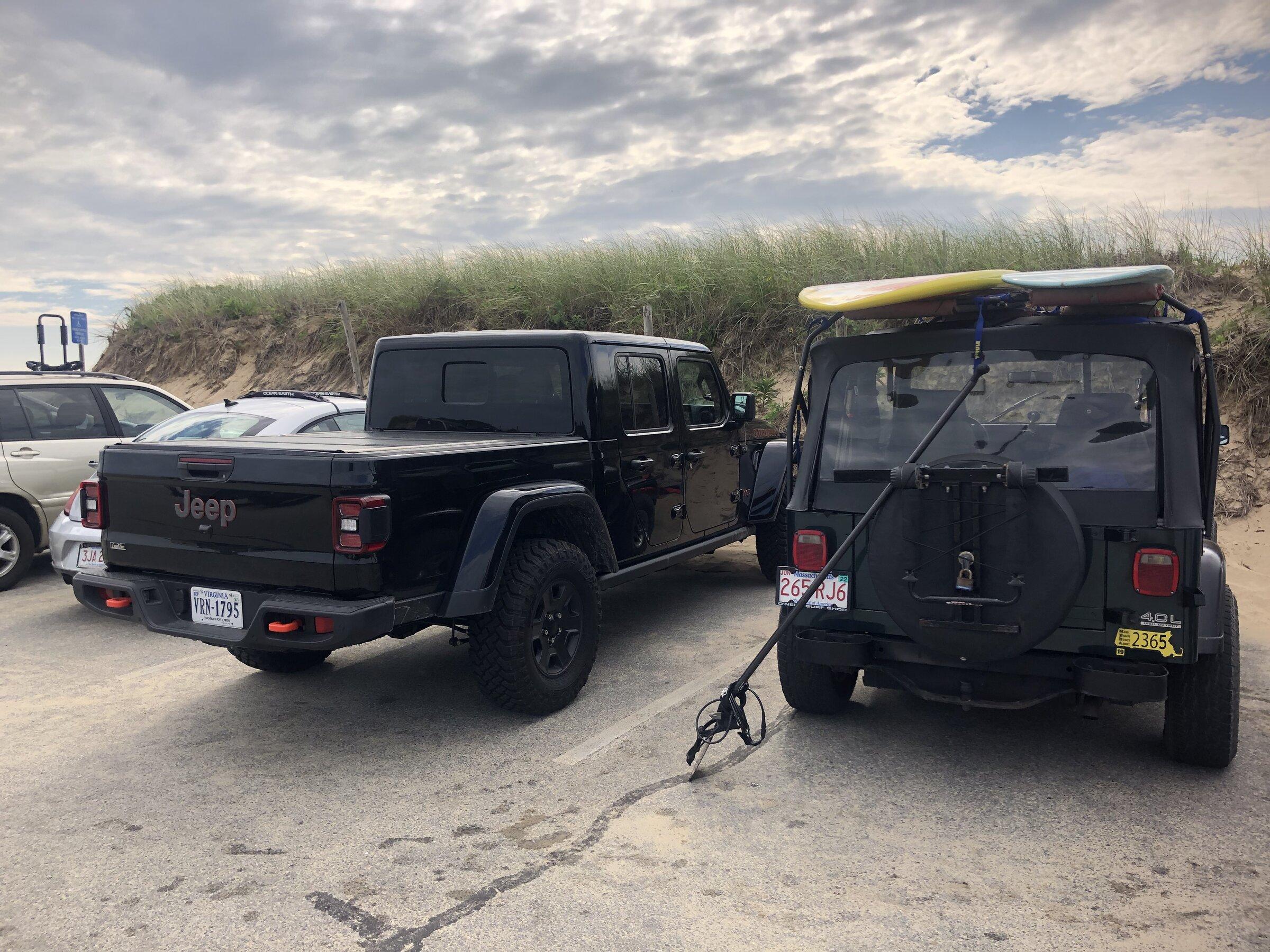 Jeep Gladiator Jeeps Parking Next To Jeeps AE1BE301-3B71-47DD-A545-515491C1C21F