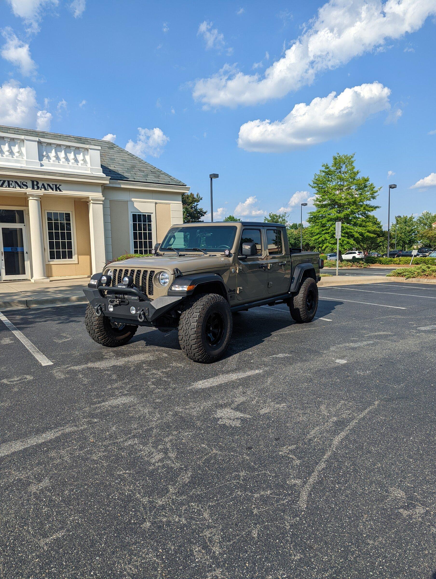 Jeep Gladiator New Wheels Being Installed PXL_20220601_213734217.MP
