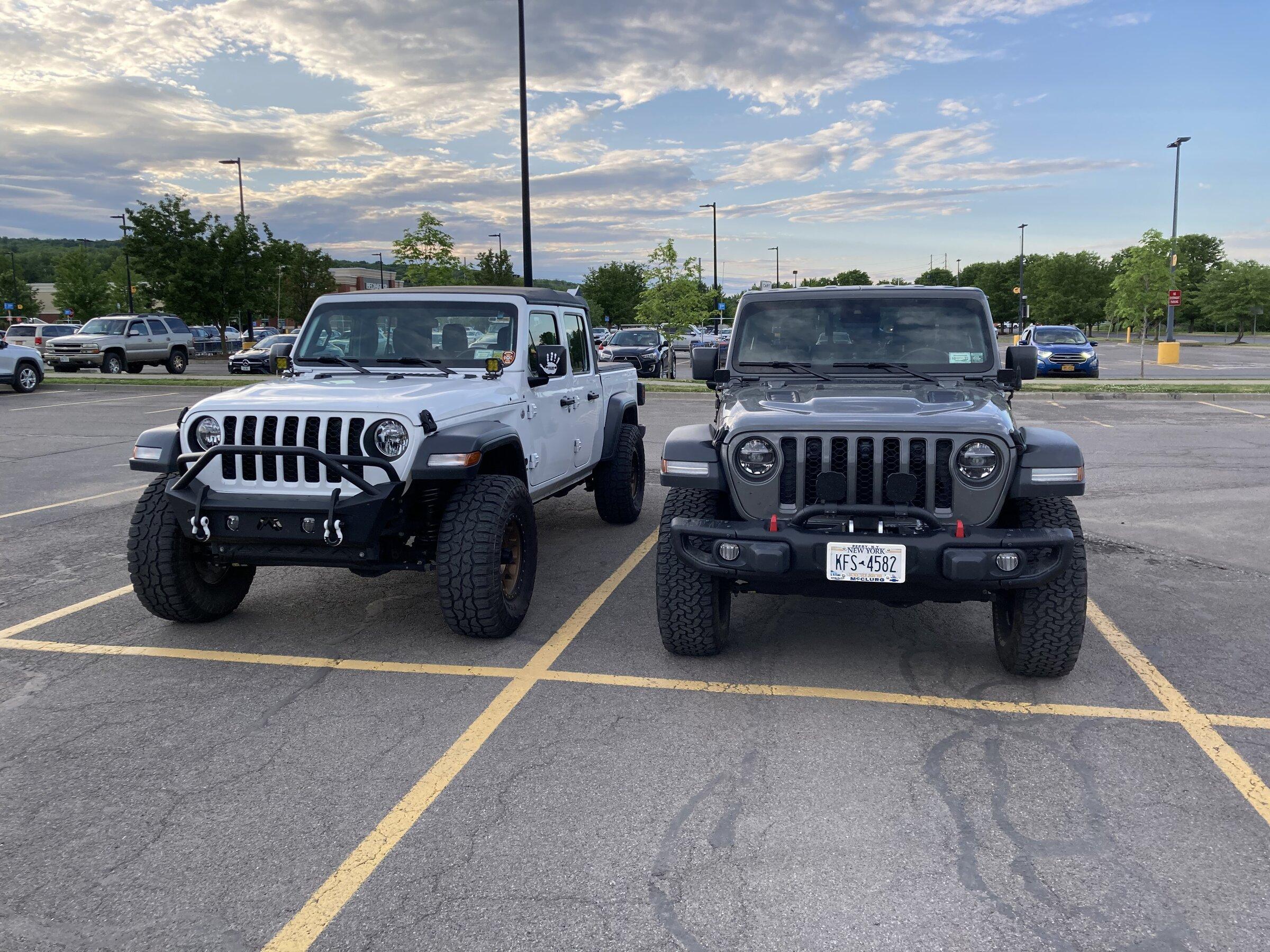 Jeep Gladiator Jeeps Parking Next To Jeeps 81C06229-2FA5-4344-A0A4-47BD53025FE5