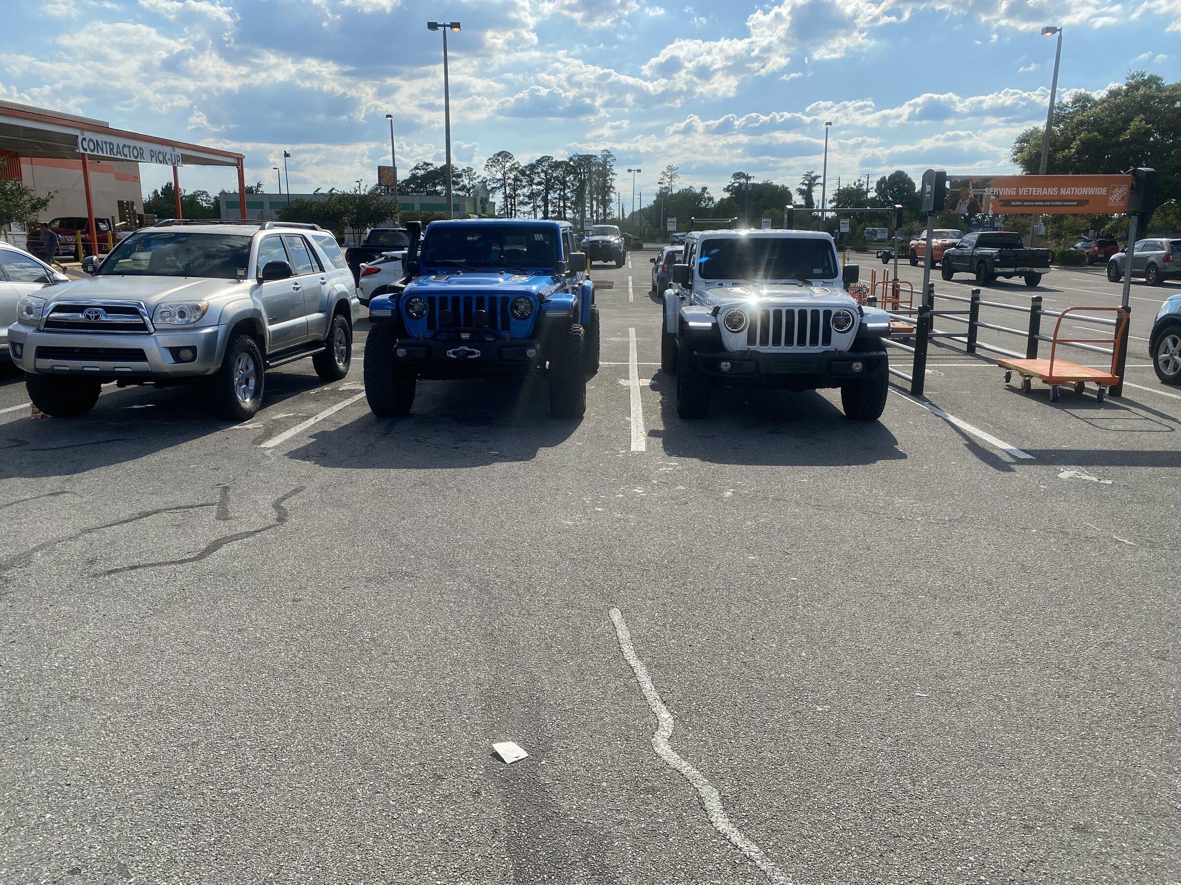 Jeep Gladiator Jeeps Parking Next To Jeeps E286B262-4E8C-456A-B8BF-5AB0E3ED16D1