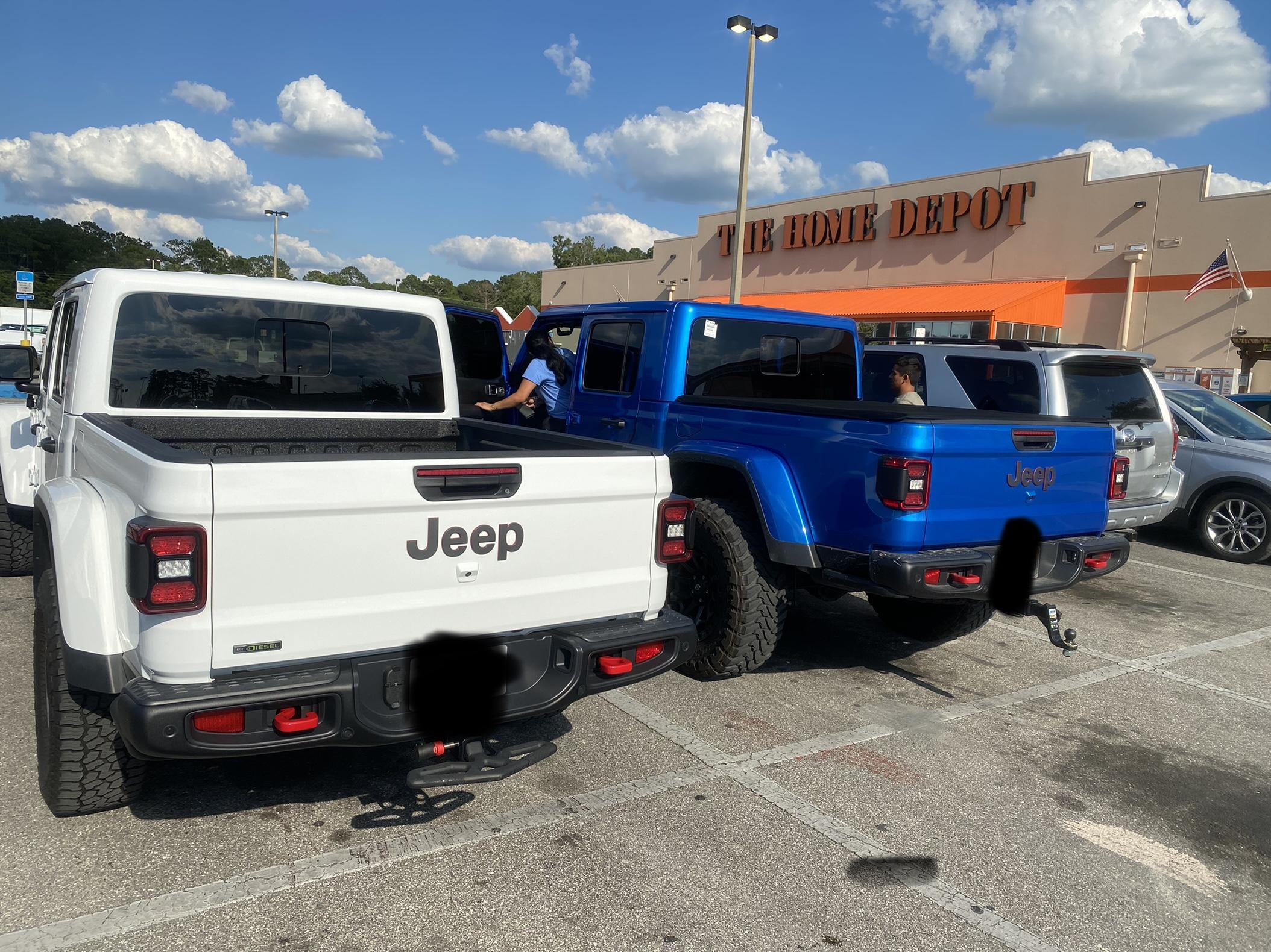 Jeep Gladiator Jeeps Parking Next To Jeeps 005D3FEC-5E3B-40F4-987C-A6F8C202DBFE