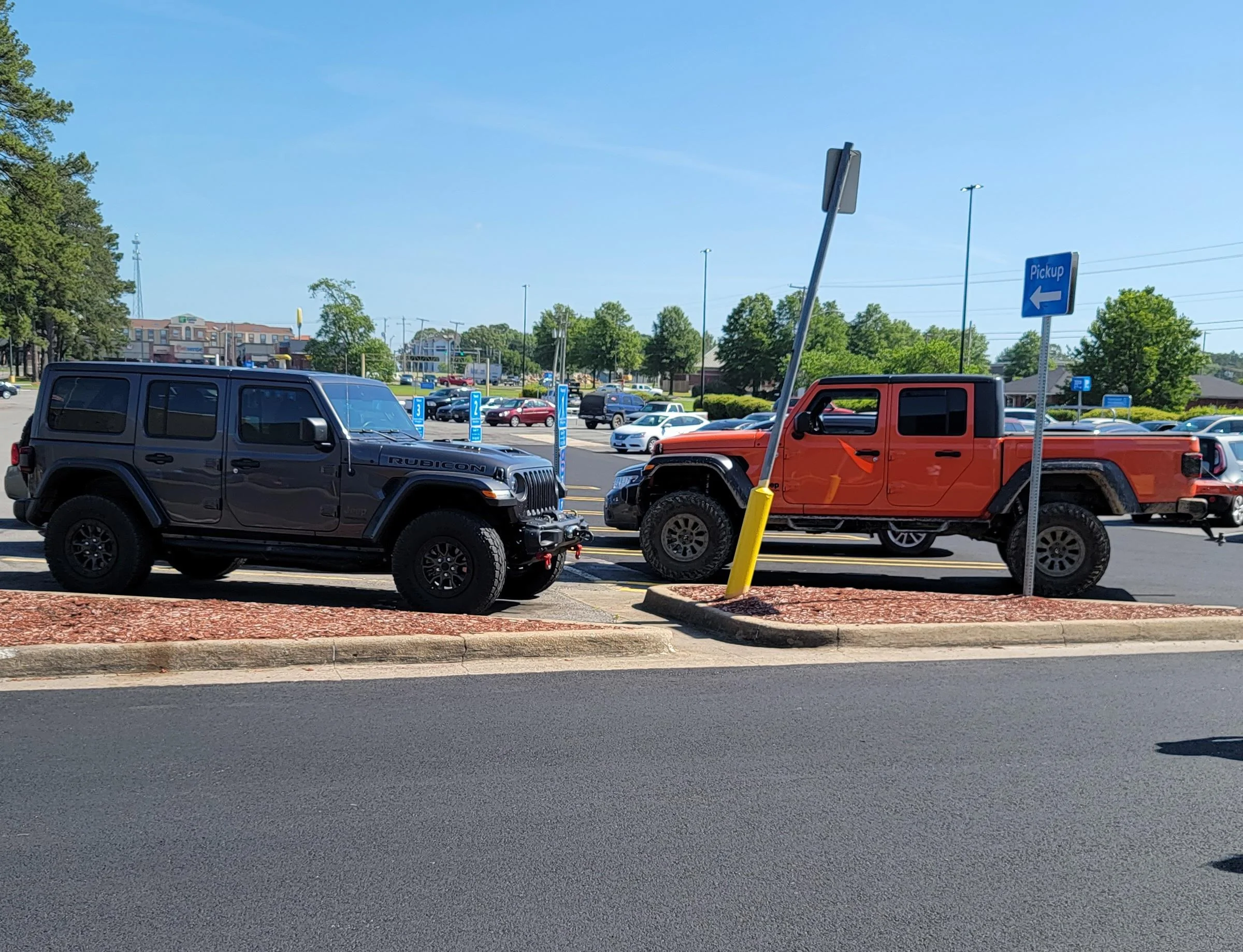 Jeep Gladiator Jeeps Parking Next To Jeeps 20220530_095129