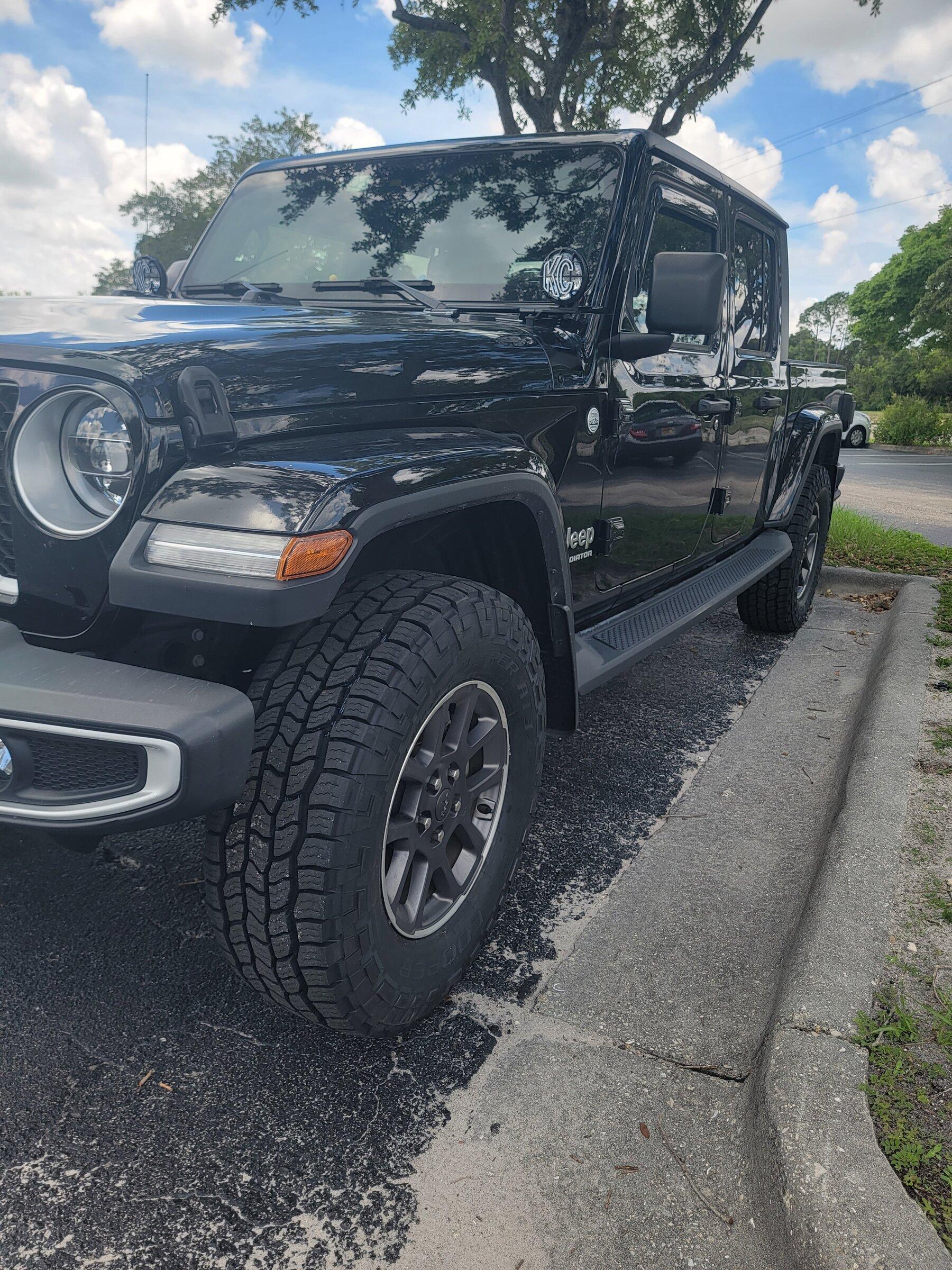 Jeep Gladiator BLACK Gladiator JT Club Jeep JT on 295 70 18