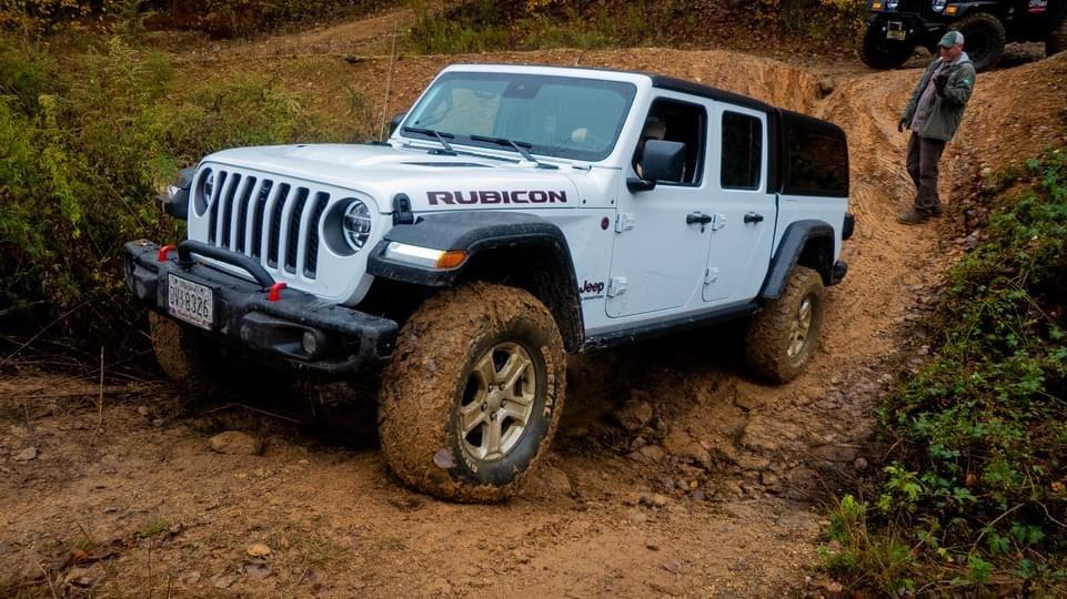 Jeep Gladiator Leer Cap with Thule Roof Rack IMG_1162.JPG