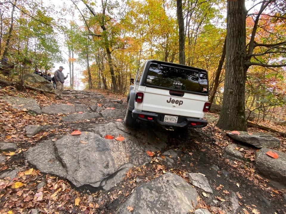 Jeep Gladiator Leer Cap with Thule Roof Rack IMG_1172.JPG
