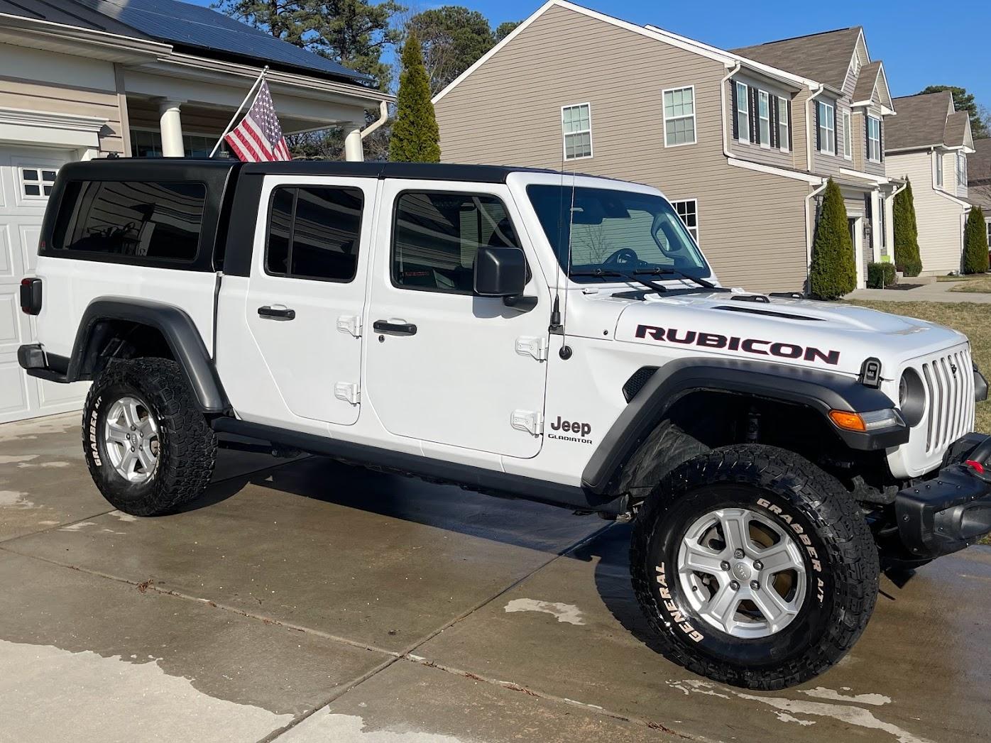 Jeep Gladiator Leer Cap with Thule Roof Rack IMG_1672