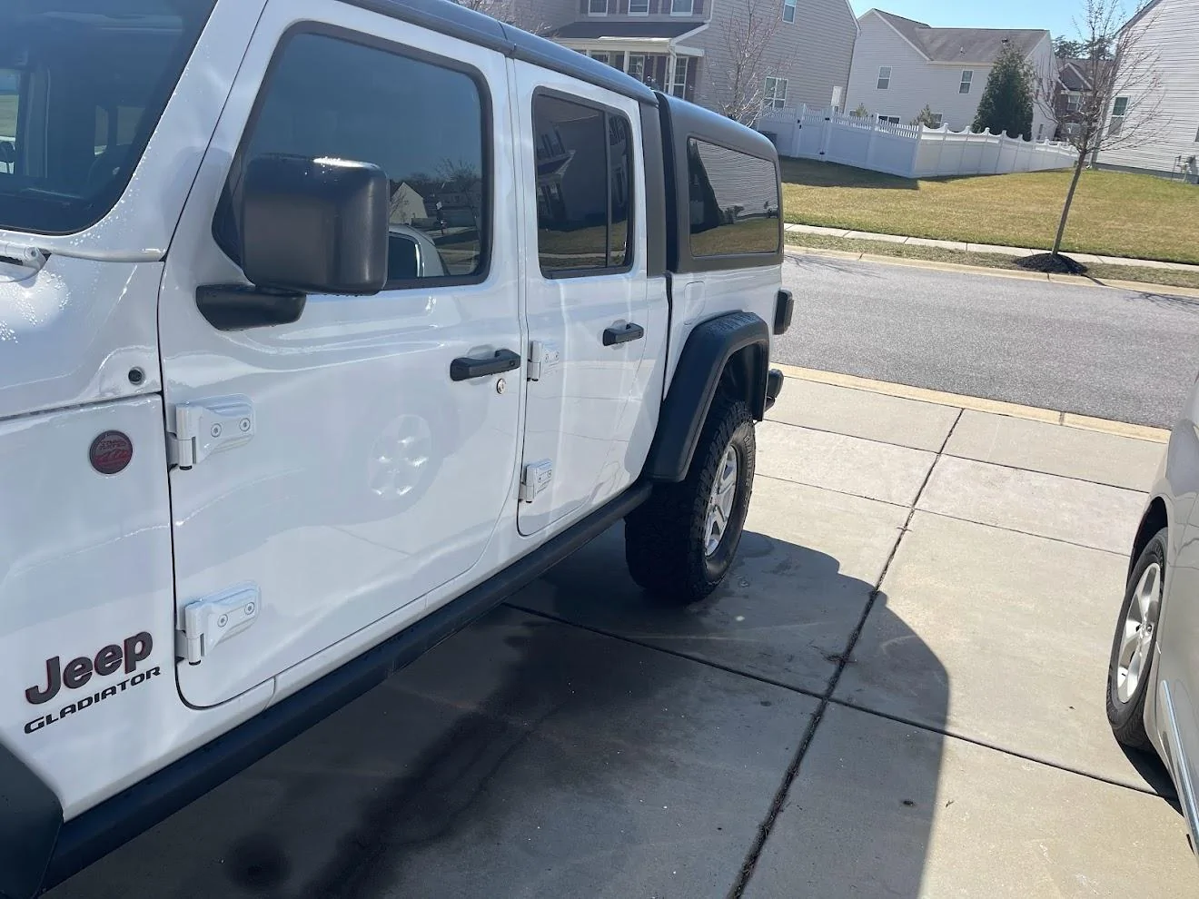 Jeep Gladiator Leer Cap with Thule Roof Rack IMG_1675