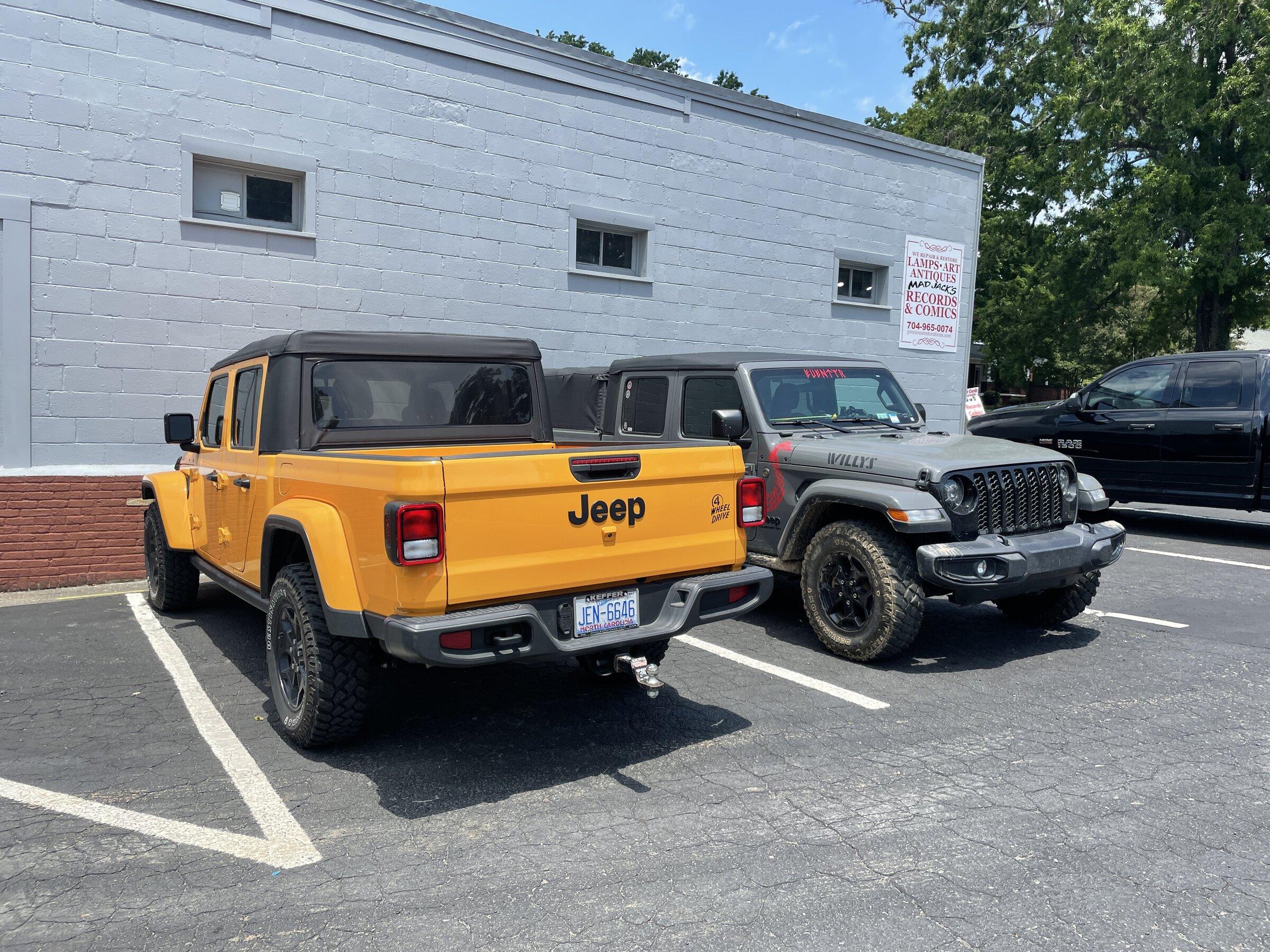 Jeep Gladiator Jeeps Parking Next To Jeeps 0971B2C1-F8FD-4158-BFDC-07D5C4A42C9F