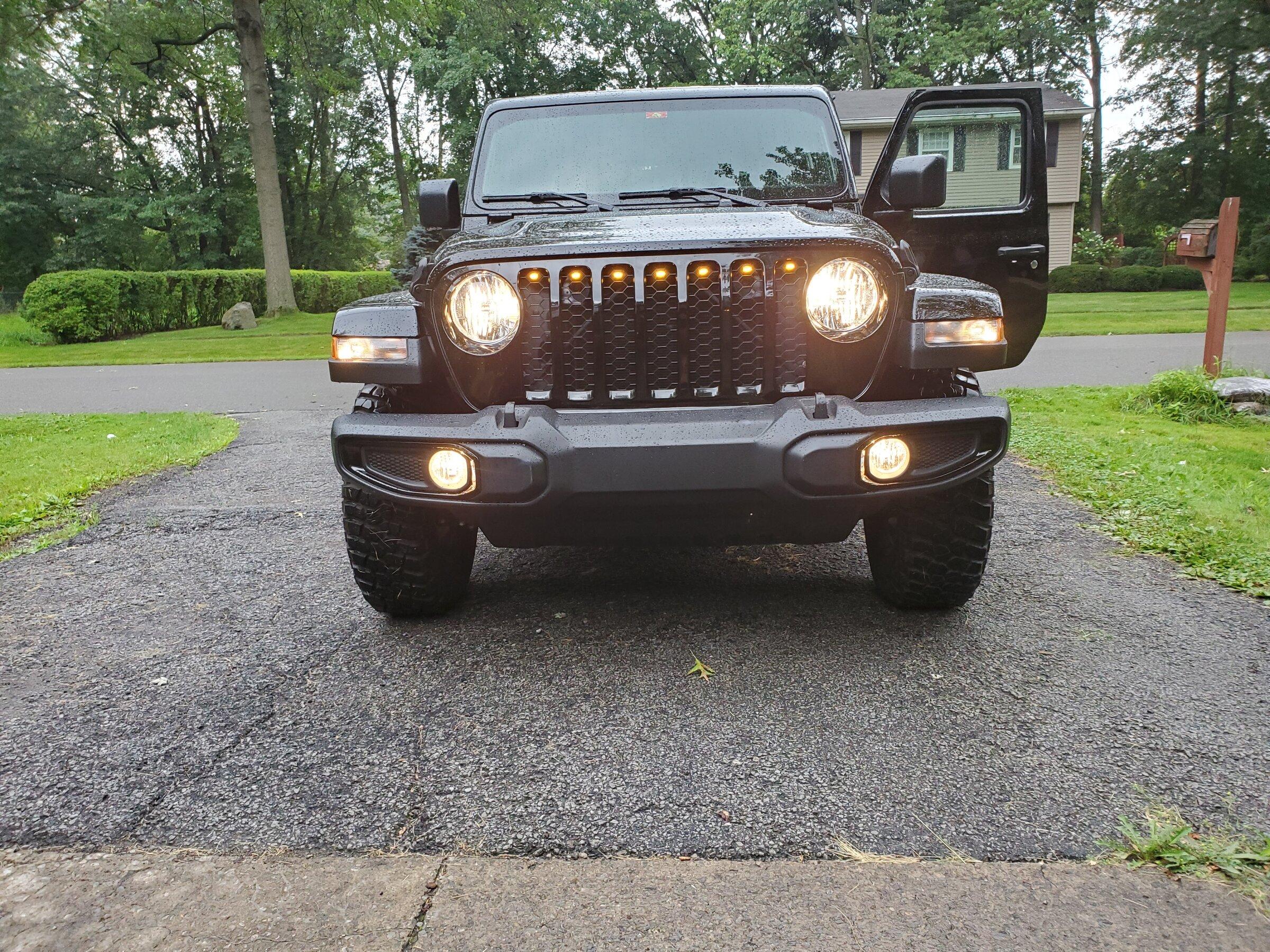 Jeep Gladiator Raptor-style grill lights 20210729_101537