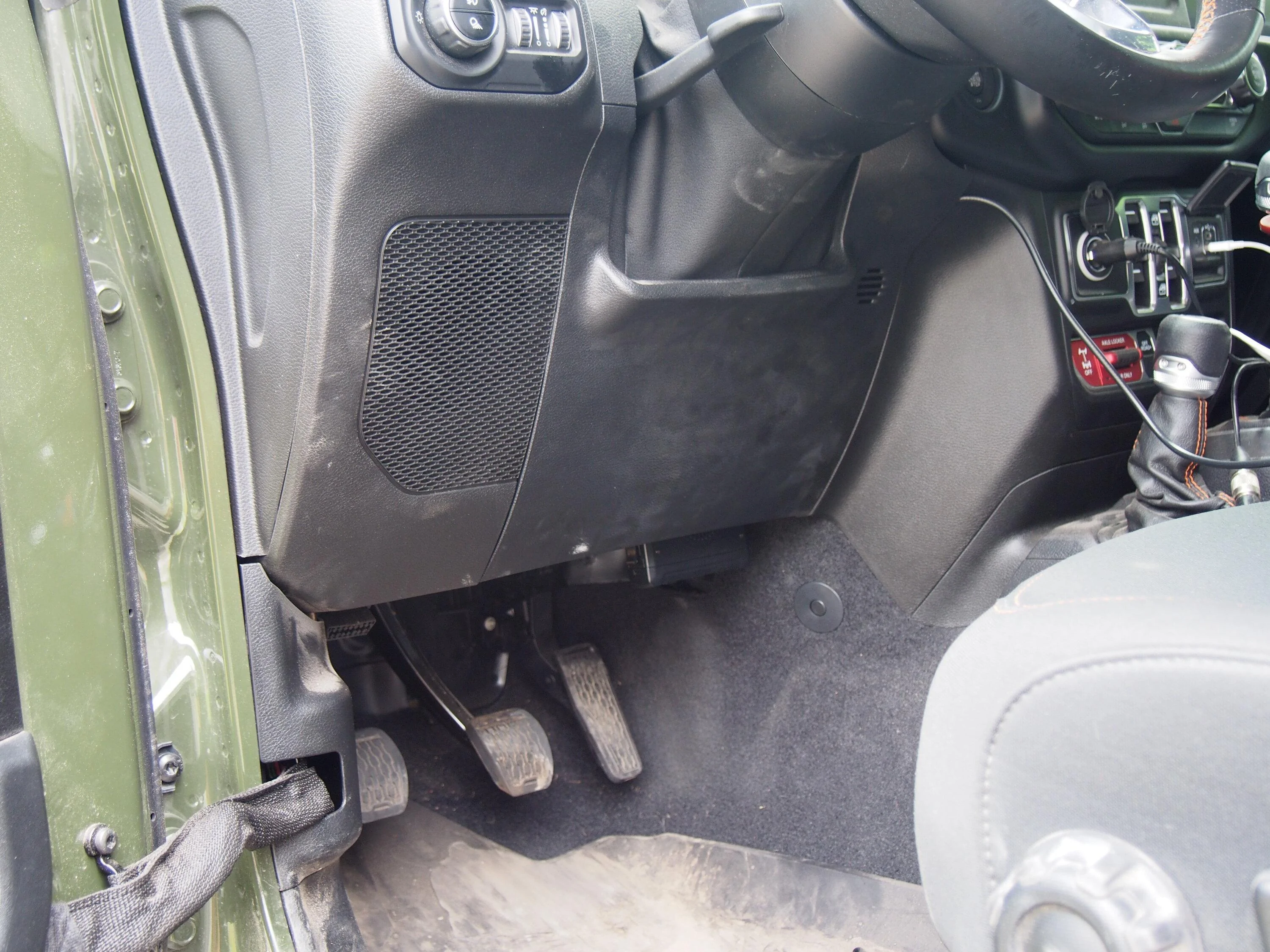 Jeep Gladiator Midland MXT275 Install P1010182
