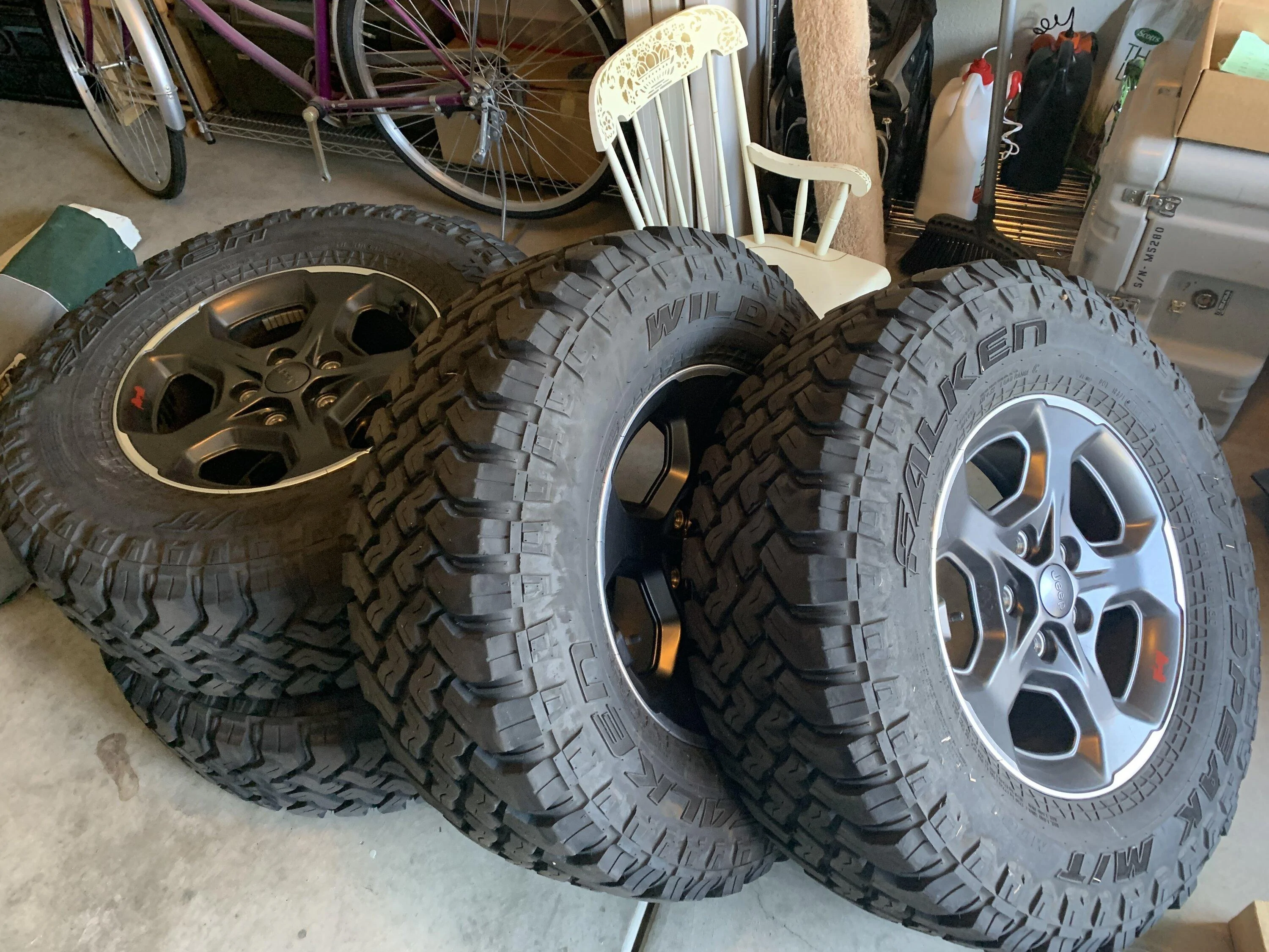 Jeep Gladiator JTR Wheels and tires 97072372-2FB9-4F2C-B348-C45F939280DA