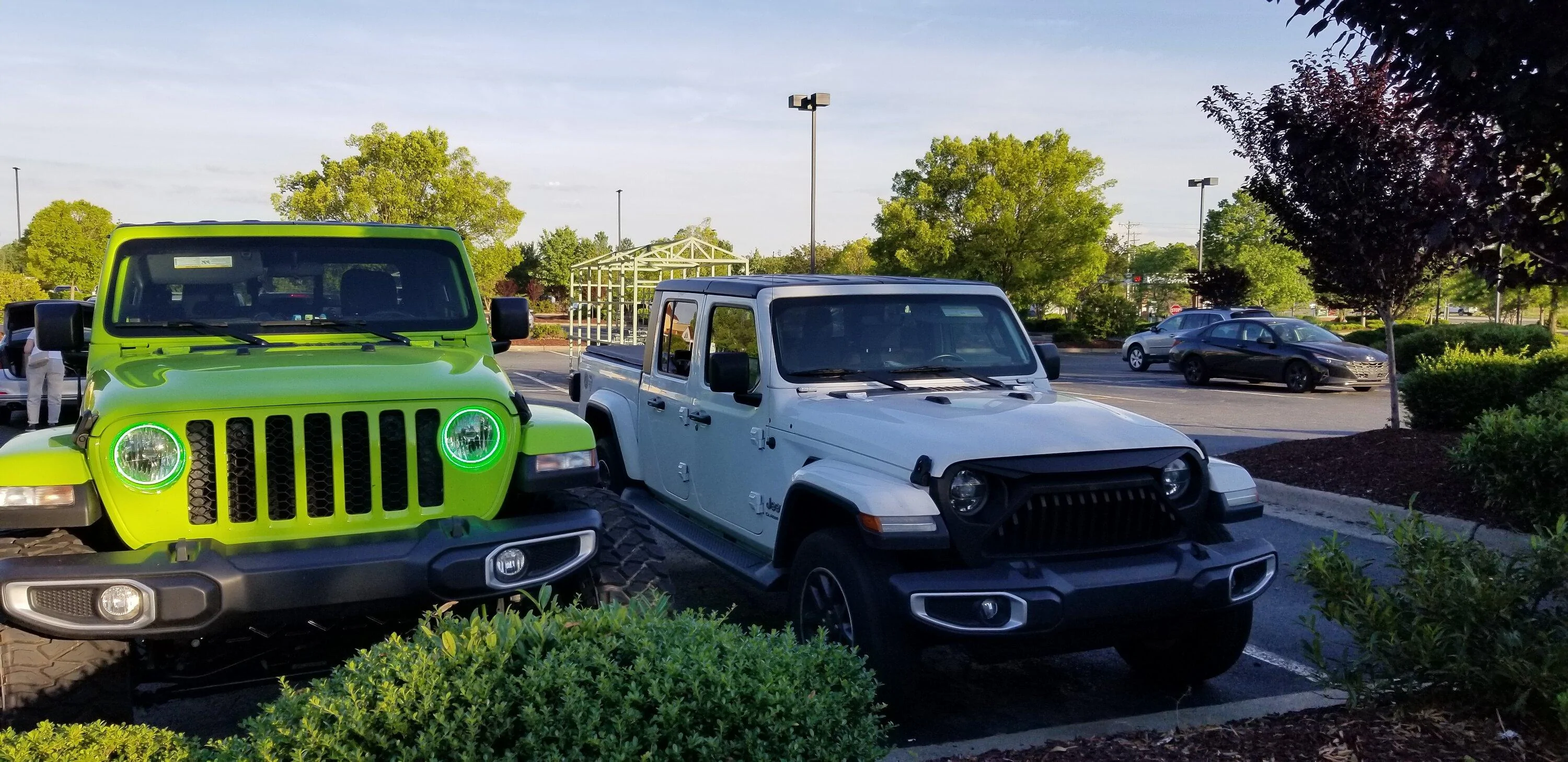 Jeep Gladiator Jeeps Parking Next To Jeeps 20220609_192254