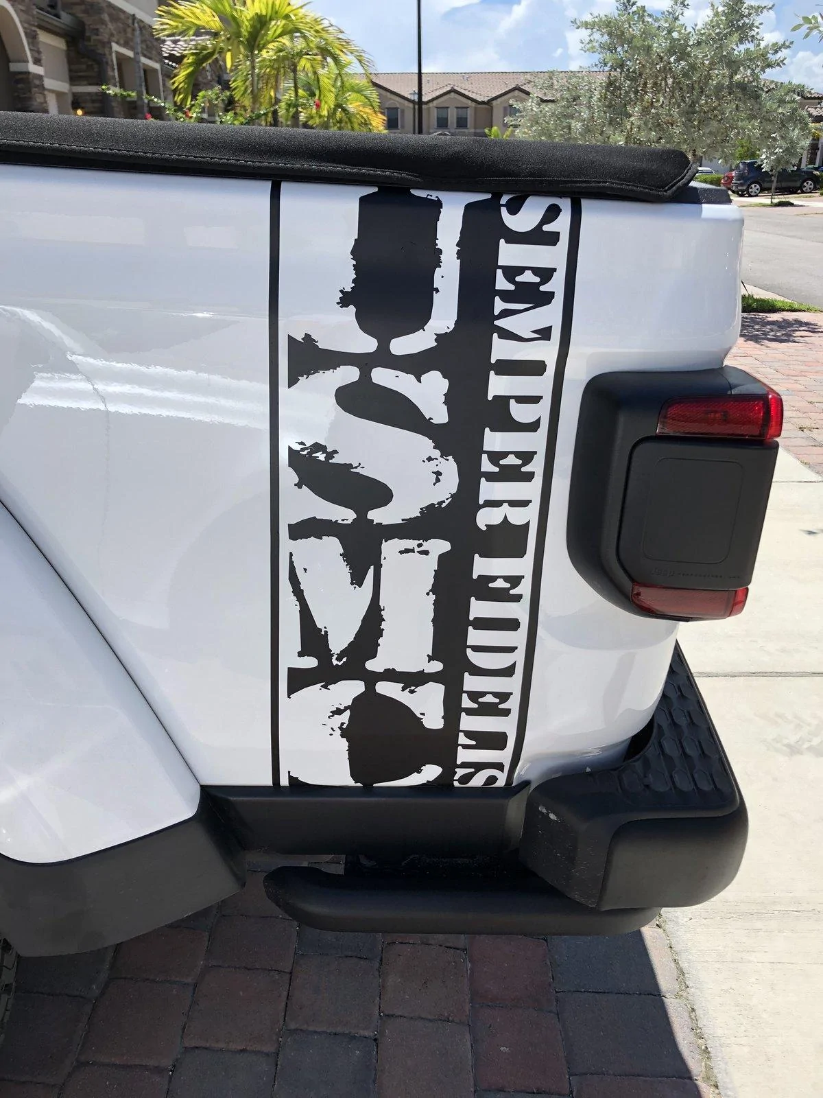 Jeep Gladiator BRIGHT WHITE Gladiator JT Club 5A93FBD2-710B-4141-B2FF-315F46B5ACAA