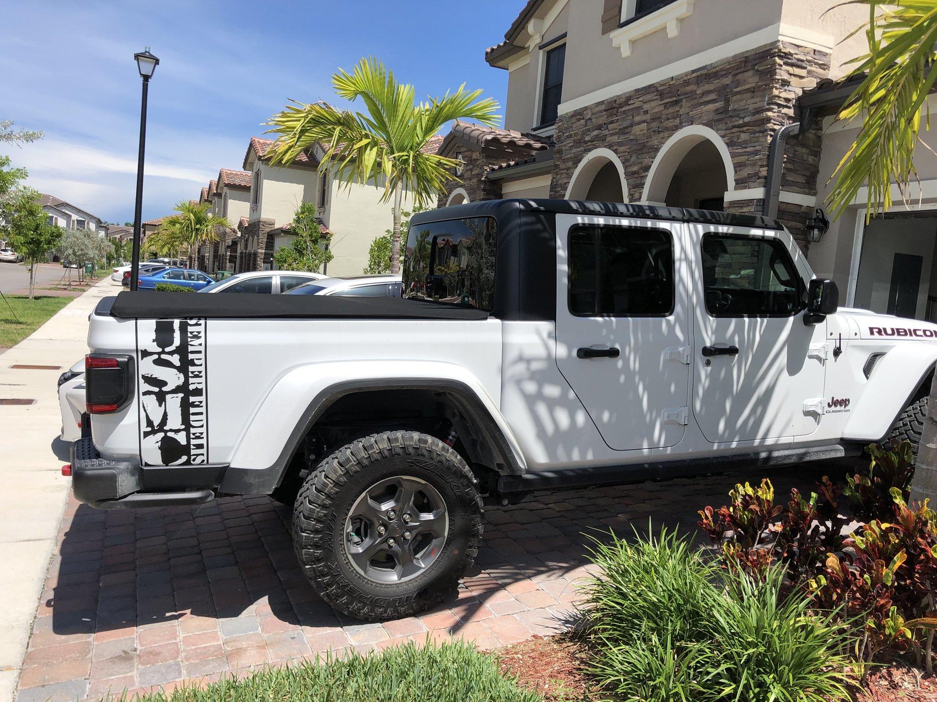 Jeep Gladiator BRIGHT WHITE Gladiator JT Club 1378A0E8-ED20-4811-9973-A6094809AAFB
