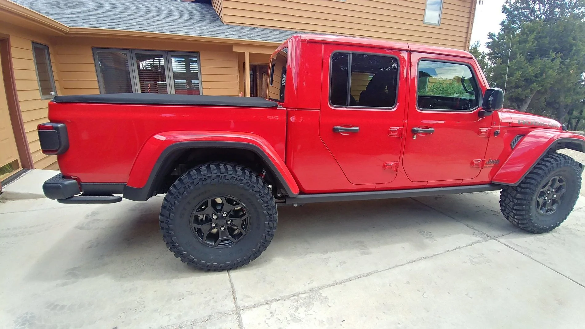 Jeep Gladiator FIRECRACKER RED Gladiator JT Club 0729191403a_HDR