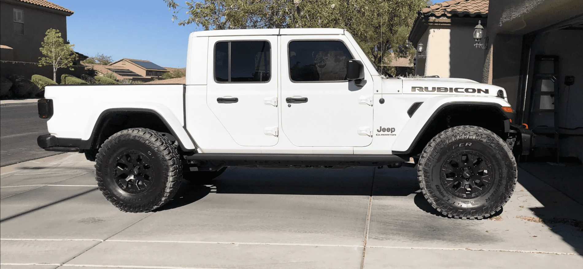 Jeep Gladiator BRIGHT WHITE Gladiator JT Club E33956A1-8387-42CF-BC56-9FB270E28CD3