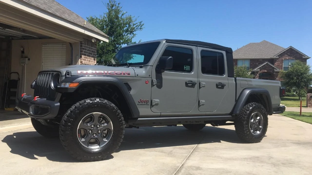 Jeep Gladiator Sting grey owners (future) check in GLADIATOR 2