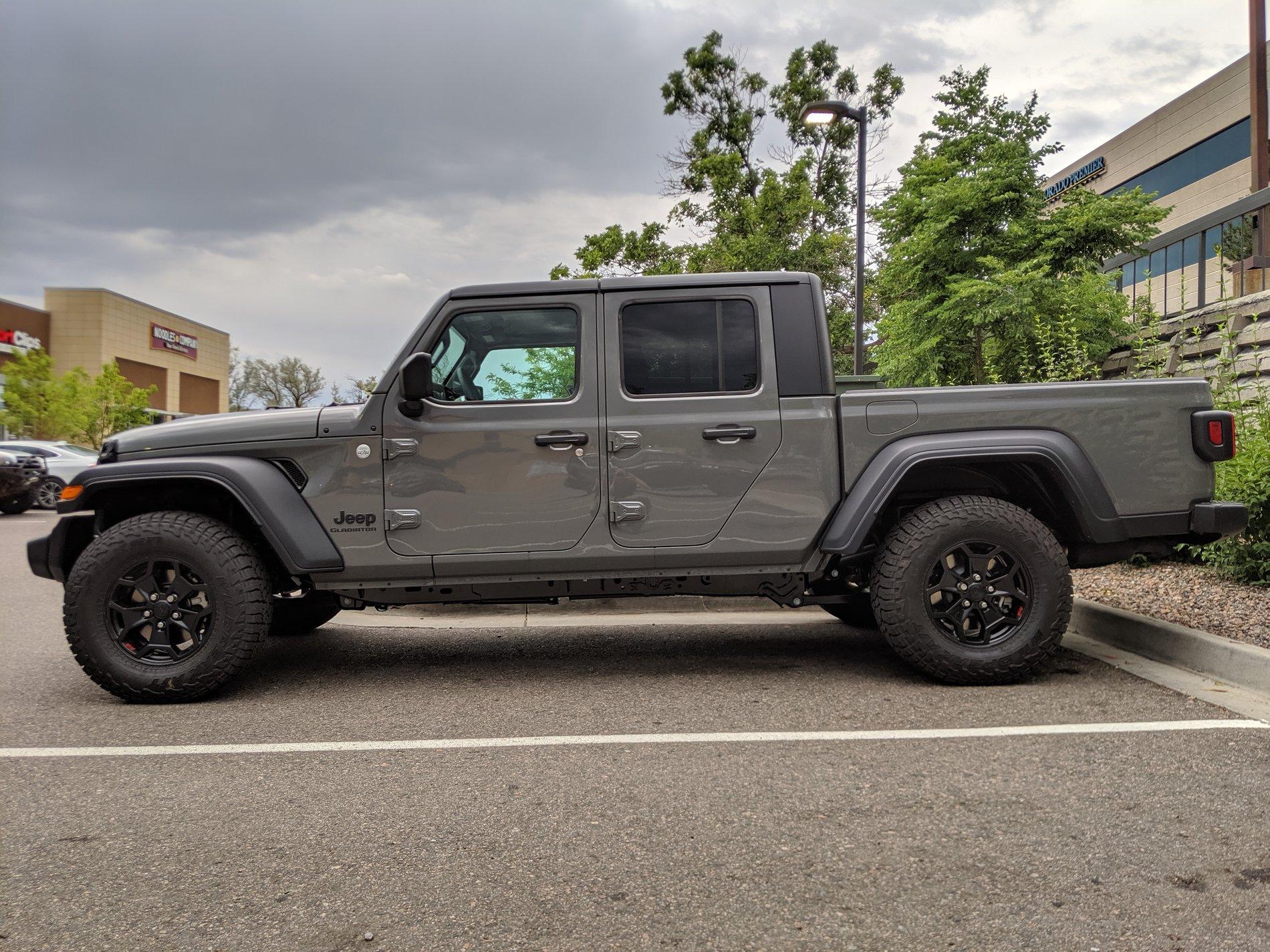 Jeep Gladiator Sting grey owners (future) check in F051D01D-3C0F-4DCB-A80C-B541FE1EEBAB