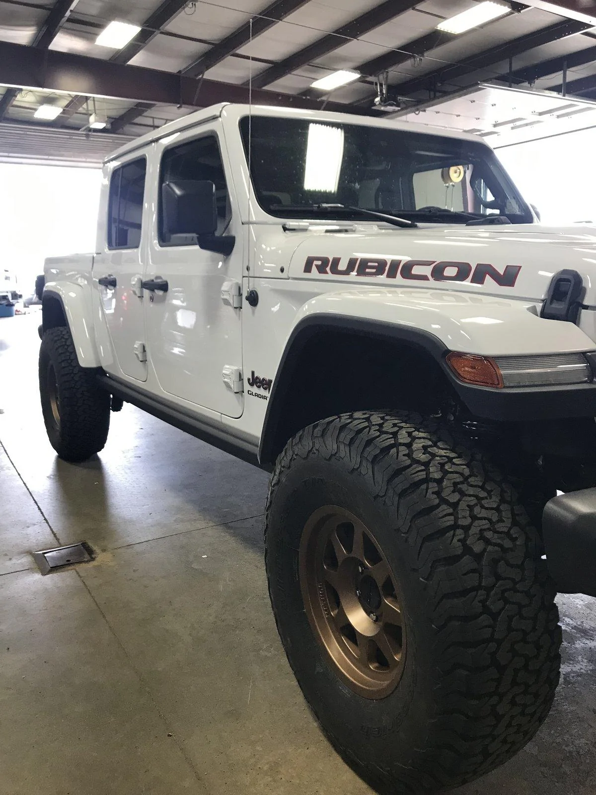 Jeep Gladiator BRIGHT WHITE Gladiator JT Club C0634AD5-992F-47B5-89EA-555261EC2D3C