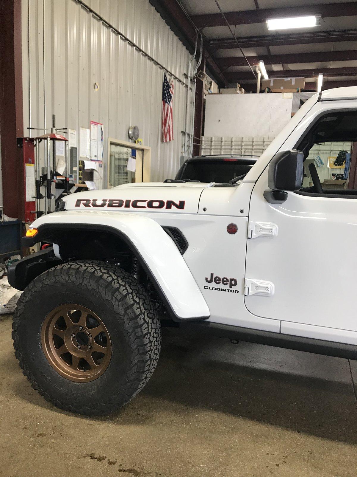 Jeep Gladiator BRIGHT WHITE Gladiator JT Club 6D0350D8-FD07-41C3-9DE2-3C8B8F531CEE