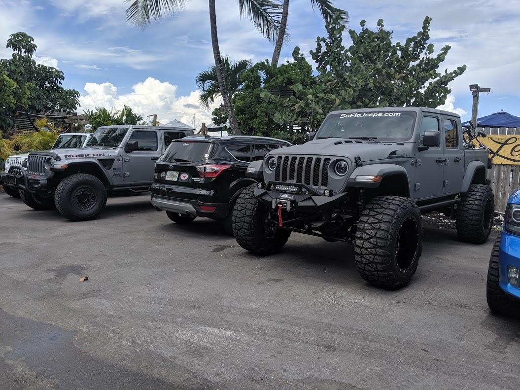 Jeep Gladiator Jeeps Parking Next To Jeeps Qz18KUpkwNonb8jim-TJJUAwefHkFNgsl6ySCX8Cu-7_tGGYFVswRa_u4JRhW1ByBk27jbVRqT98n83yeY=w1055-h791-no