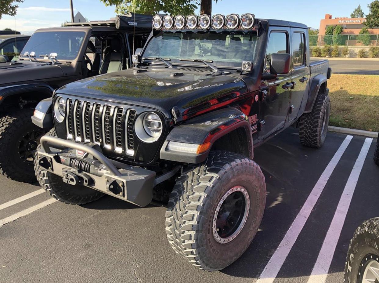 Jeep Gladiator Jeeps Parking Next To Jeeps B9F9DD85-A197-4A78-B07F-E4C7A1B468E2