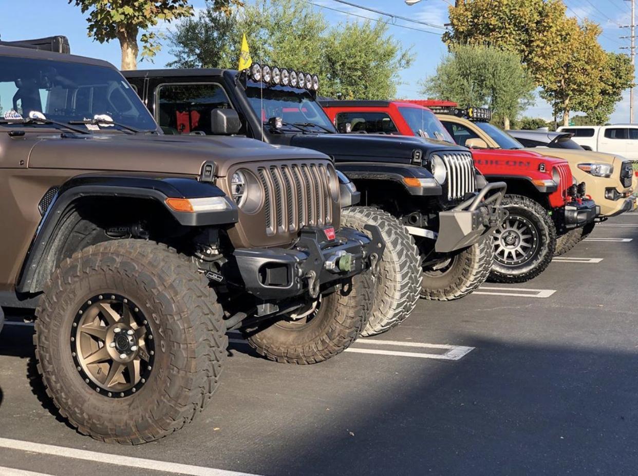 Jeep Gladiator Jeeps Parking Next To Jeeps 94C82769-61B4-4765-A5F4-44B39AC22730