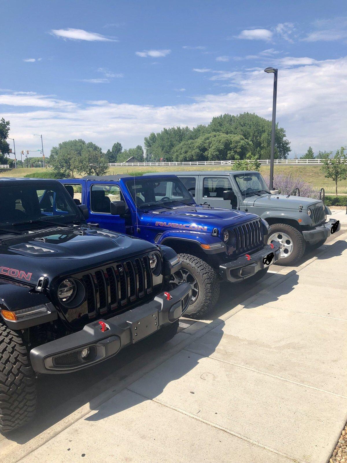 Jeep Gladiator Jeeps Parking Next To Jeeps 9259D46B-4AFD-4D18-9FA4-7D10248CFAA6
