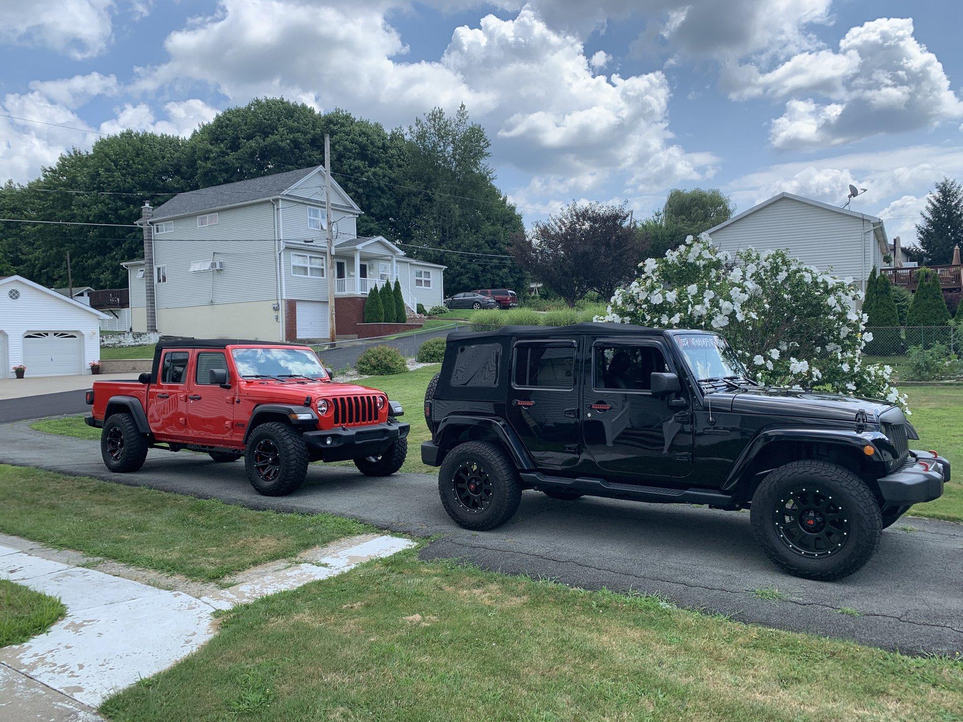 Jeep Gladiator Jeeps Parking Next To Jeeps D1FE94DB-AABB-4976-BAD1-9A91EE640340