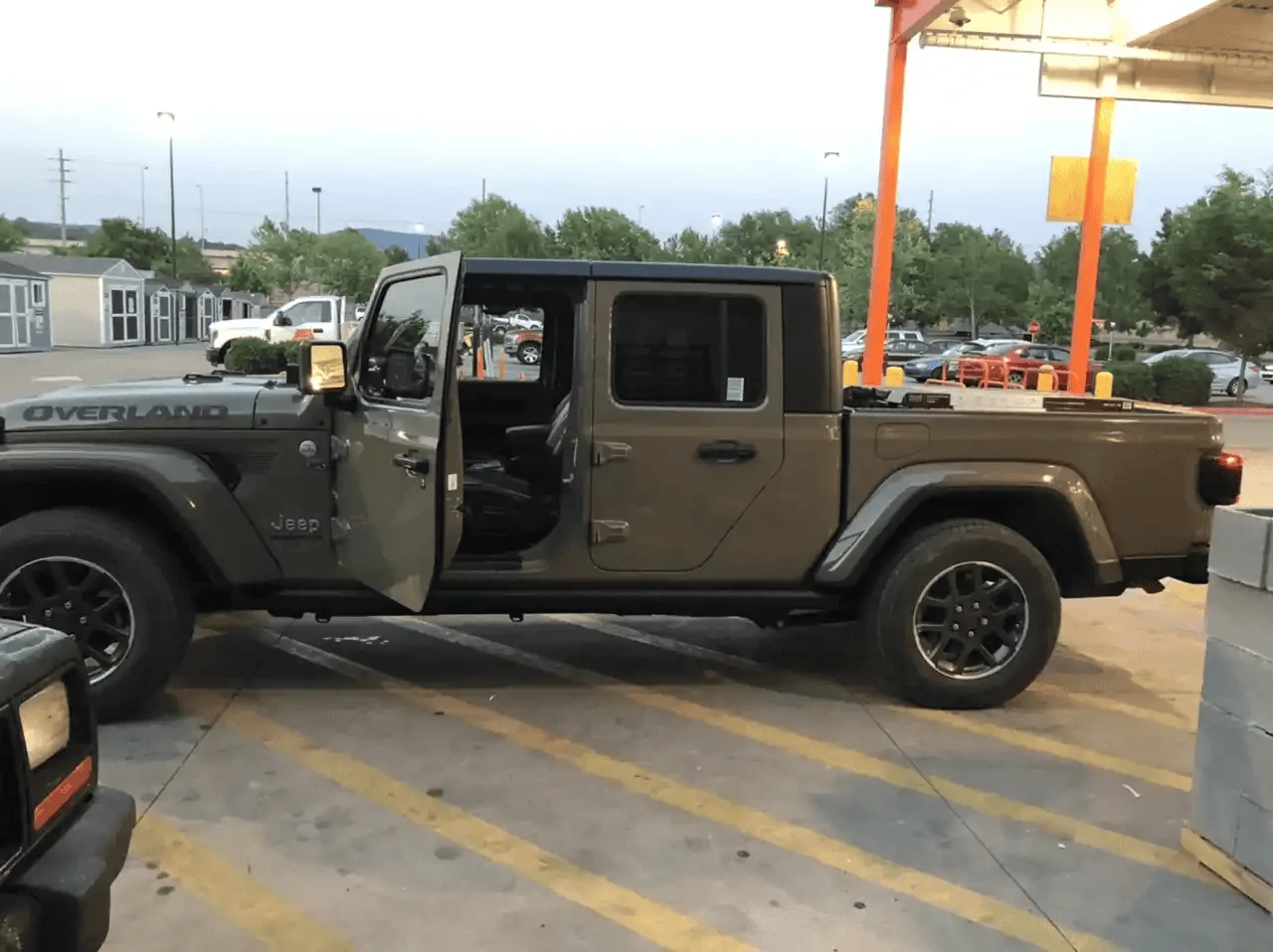 Jeep Gladiator Sport S vs Overland 1655224097016