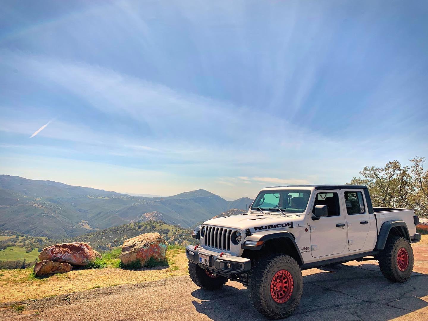 Jeep Gladiator BRIGHT WHITE Gladiator JT Club EF39D201-FA51-4093-8BDE-3E554FCCD918