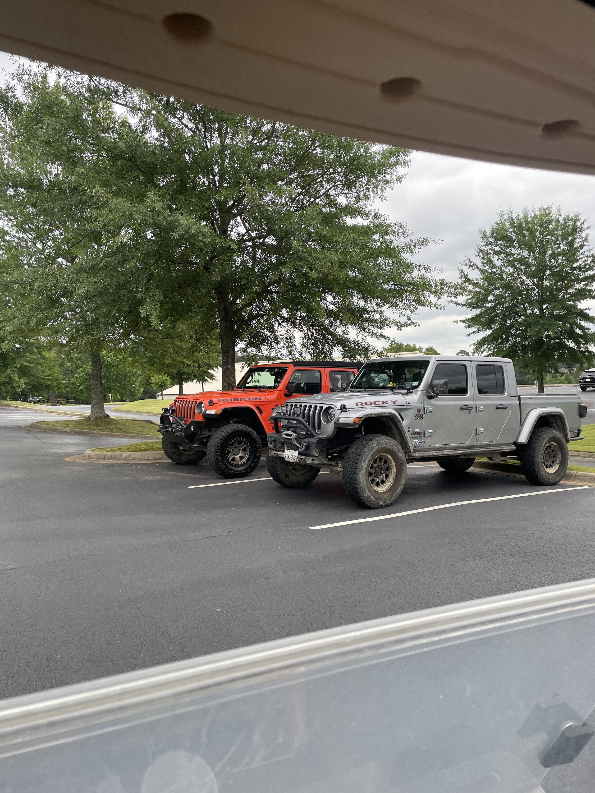 Jeep Gladiator Jeeps Parking Next To Jeeps C7F4A3C8-801E-4F10-8103-4BE6E439A491