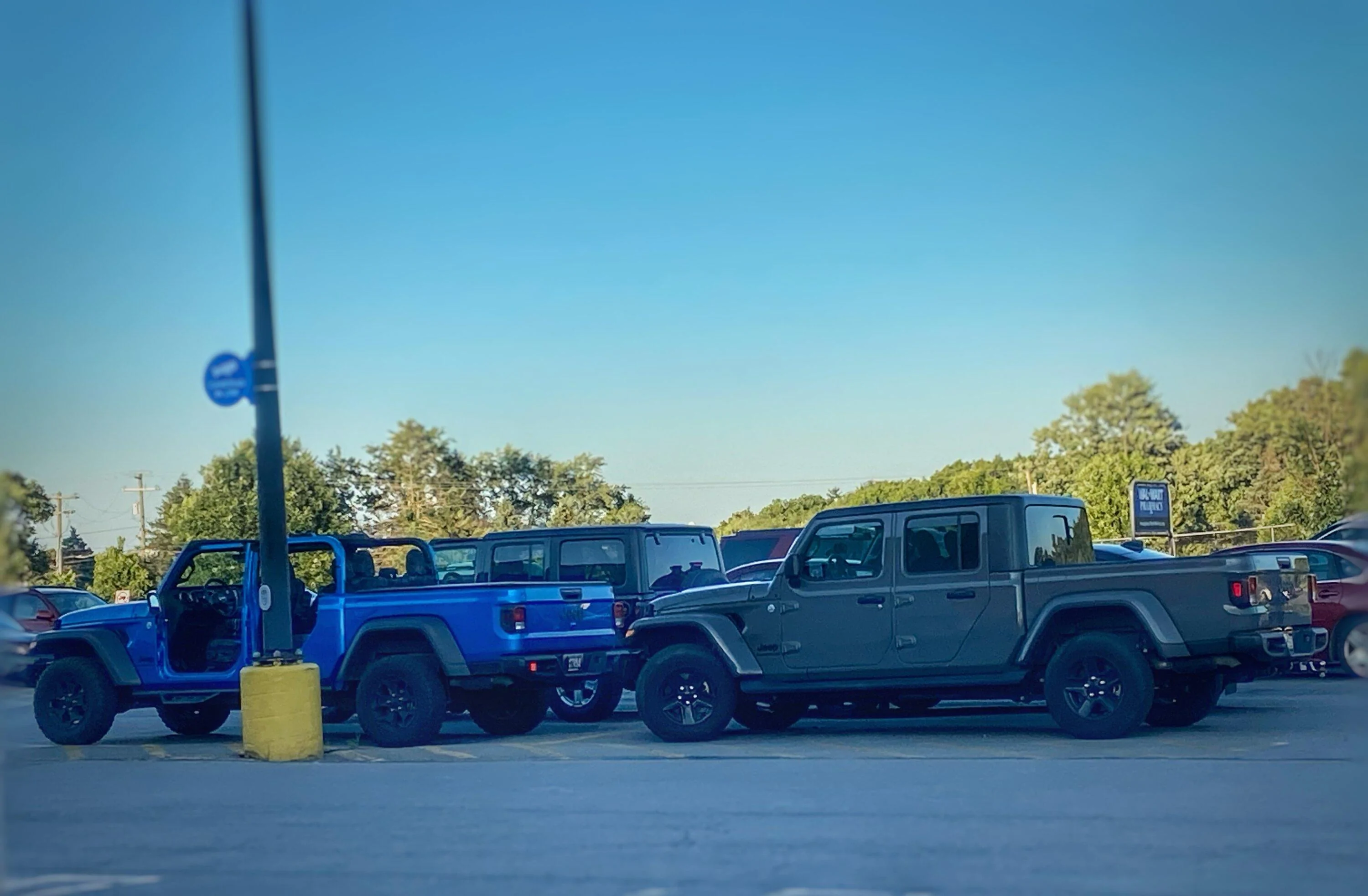 Jeep Gladiator Jeeps Parking Next To Jeeps C316427E-0203-4189-90E6-D2D5B20A0F09
