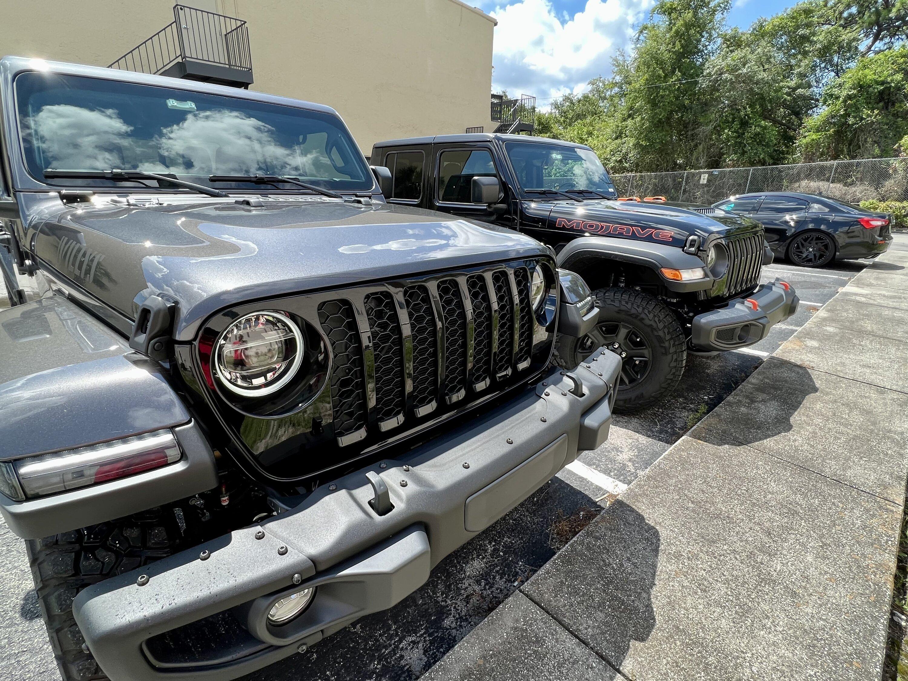 Jeep Gladiator Jeeps Parking Next To Jeeps FBD6A1C0-8AE1-4019-87C7-61B41A3D4C6D