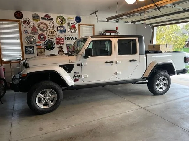 Jeep Gladiator Any pics of a Sport with 2.5” mopar lift and 33” tires? IMG_6065