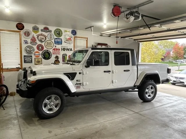 Jeep Gladiator Any pics of a Sport with 2.5” mopar lift and 33” tires? IMG_6069