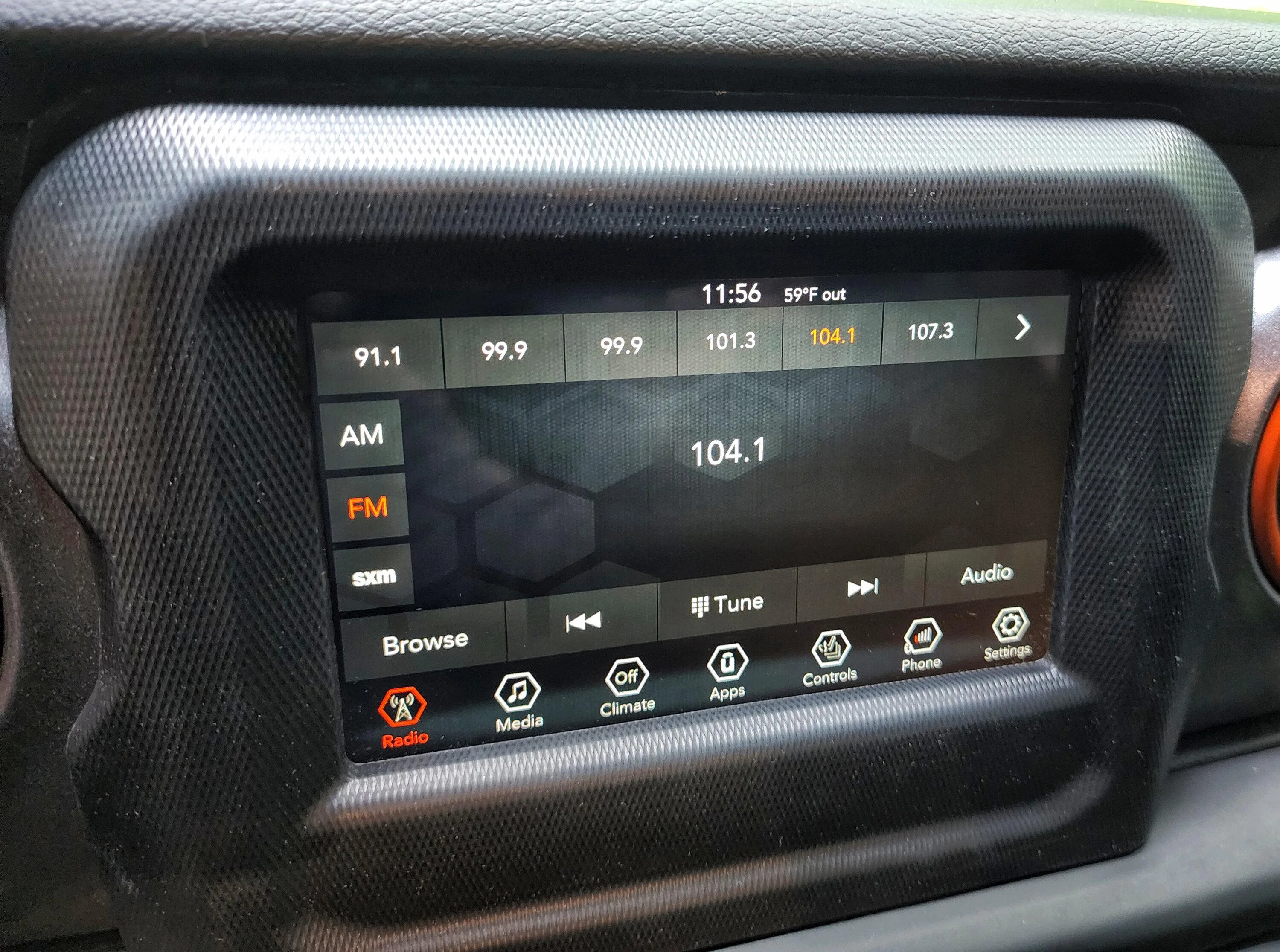 Jeep Gladiator 2021 Jeep Gladiator JT/JL 7" Uconnect Radio and Bezel-OPEN TO OFFERS 20220622_105232-01