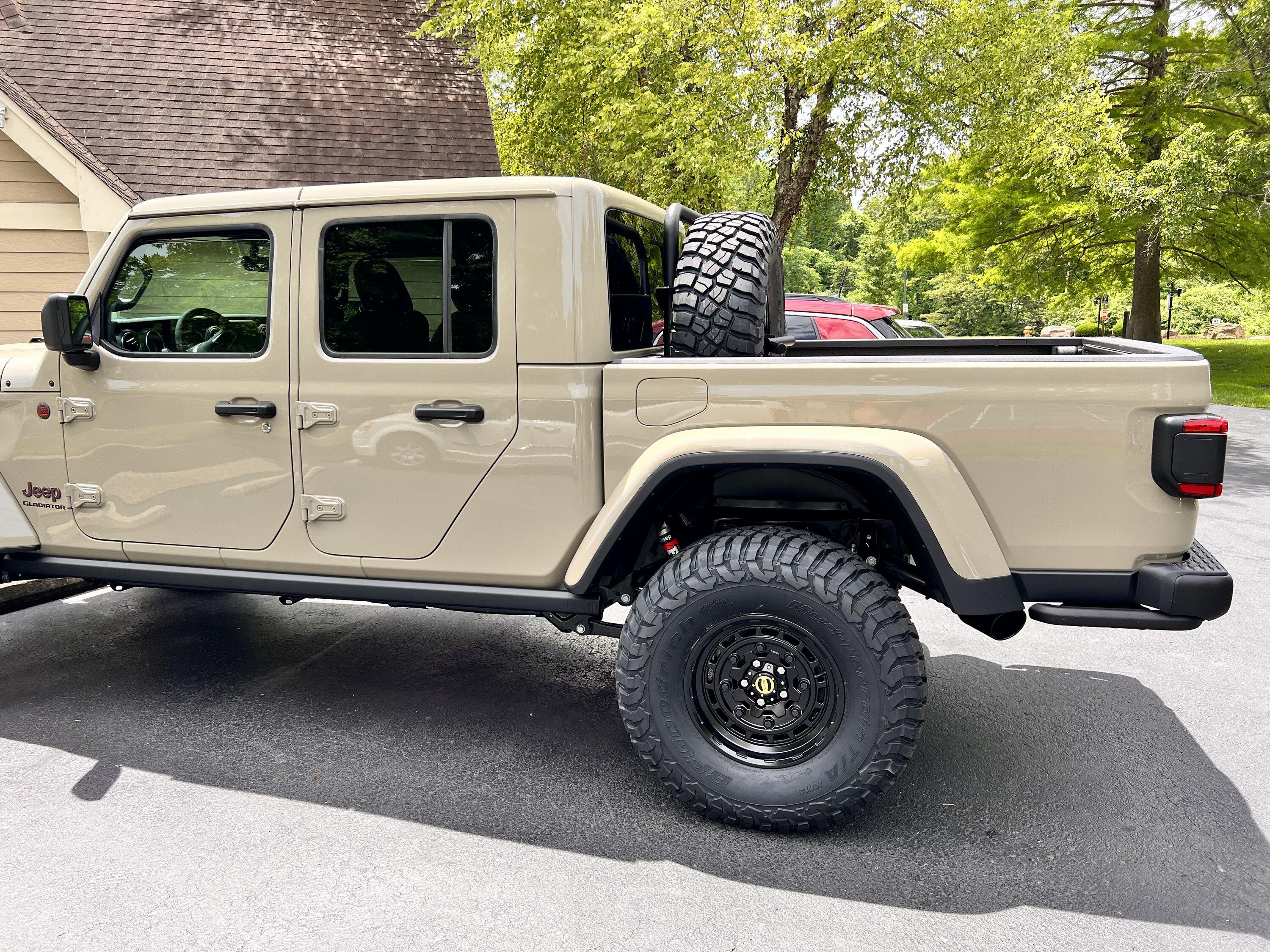 Jeep Gladiator Gobi Gladiators Waiting Room 16F45D1A-C64F-40D8-BEE5-2349B6CE461A
