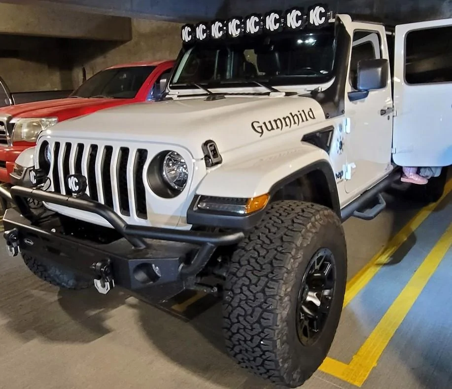 Jeep Gladiator Recommendations for light bar above the windshield with conventional lights (like Hella or KC)? 267484955_10101080763055472_2375510309082456419_n