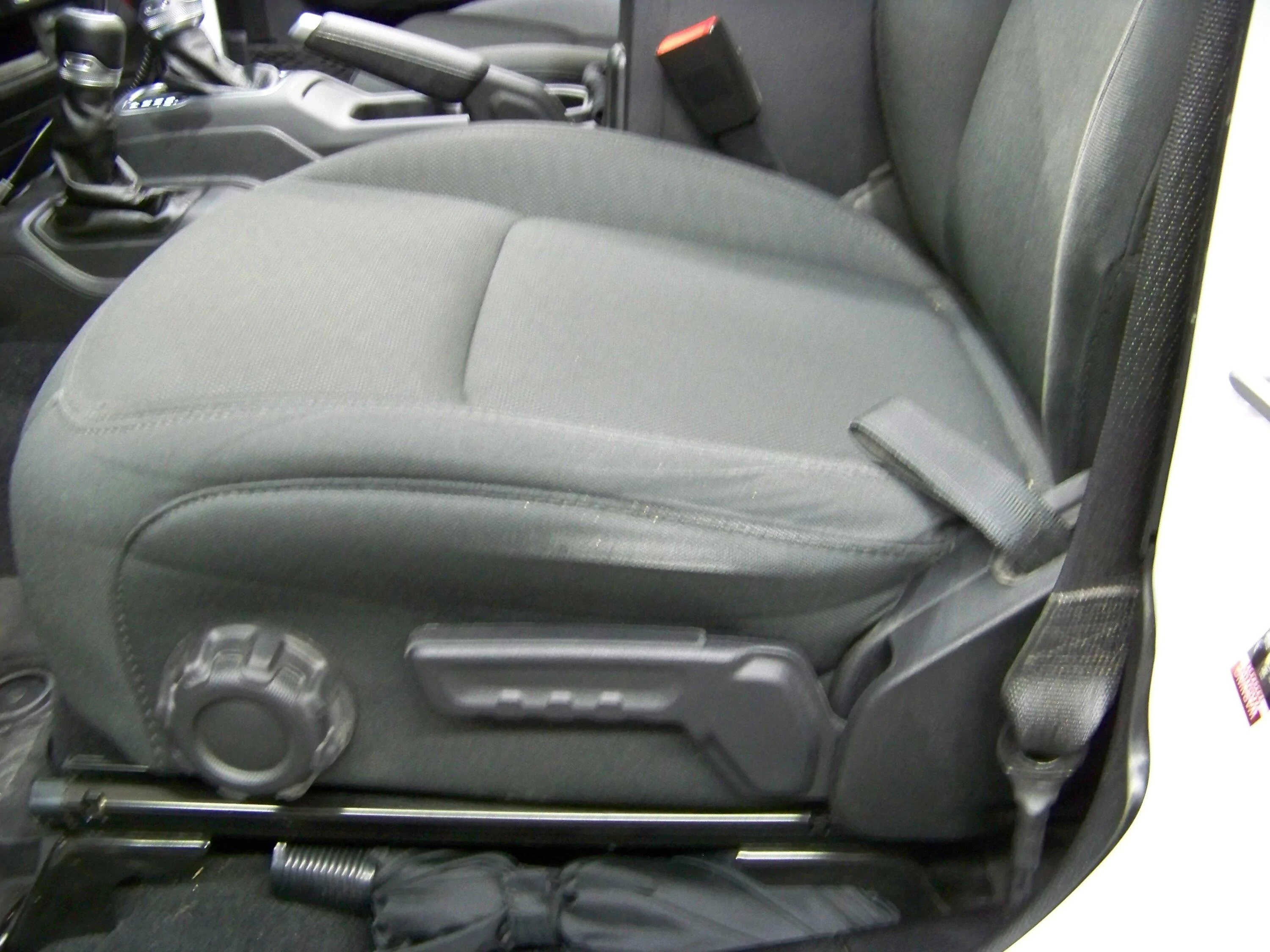 Jeep Gladiator Premature wear on side of drivers seat 100_7832