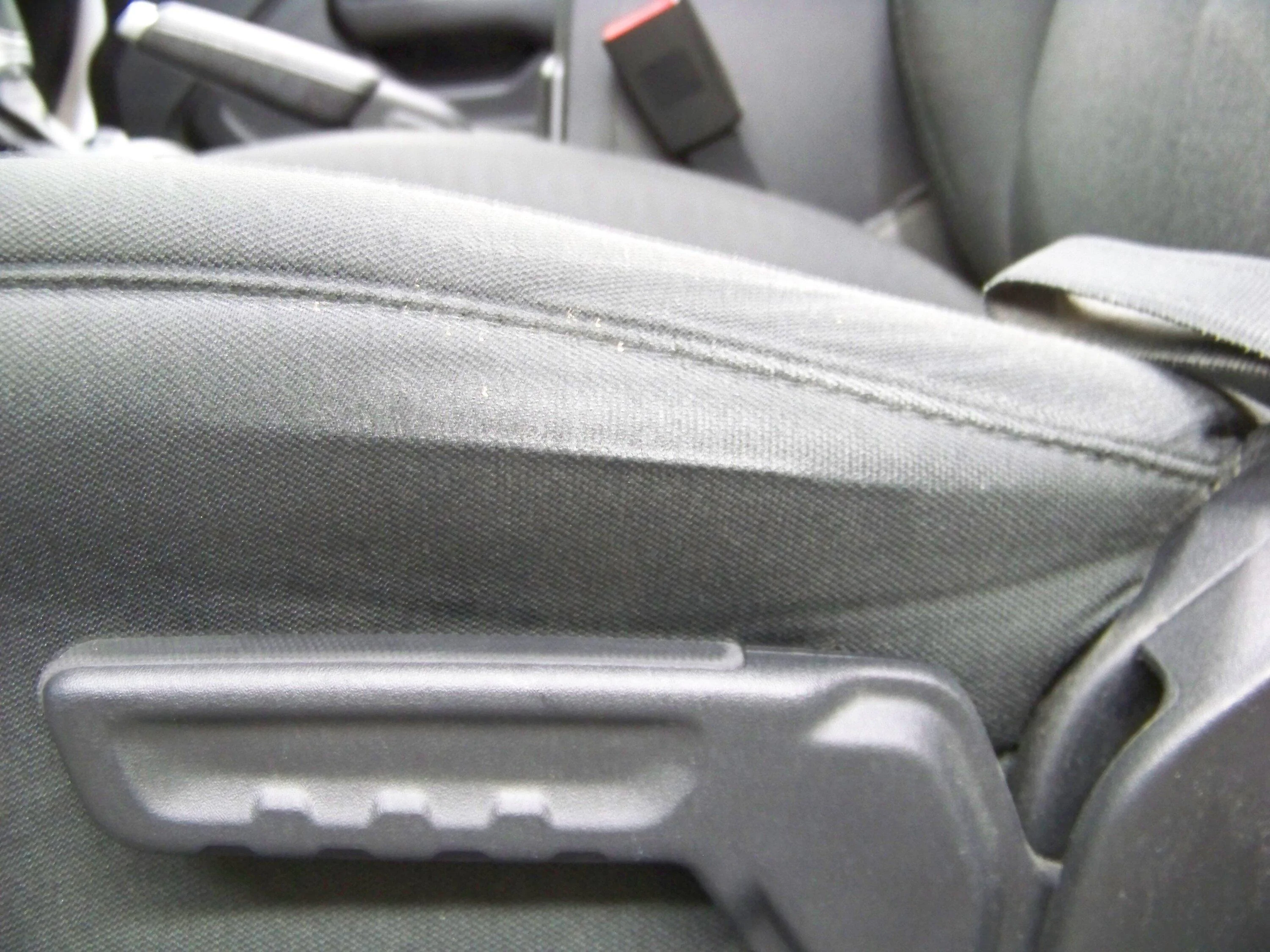 Jeep Gladiator Premature wear on side of drivers seat 100_7833