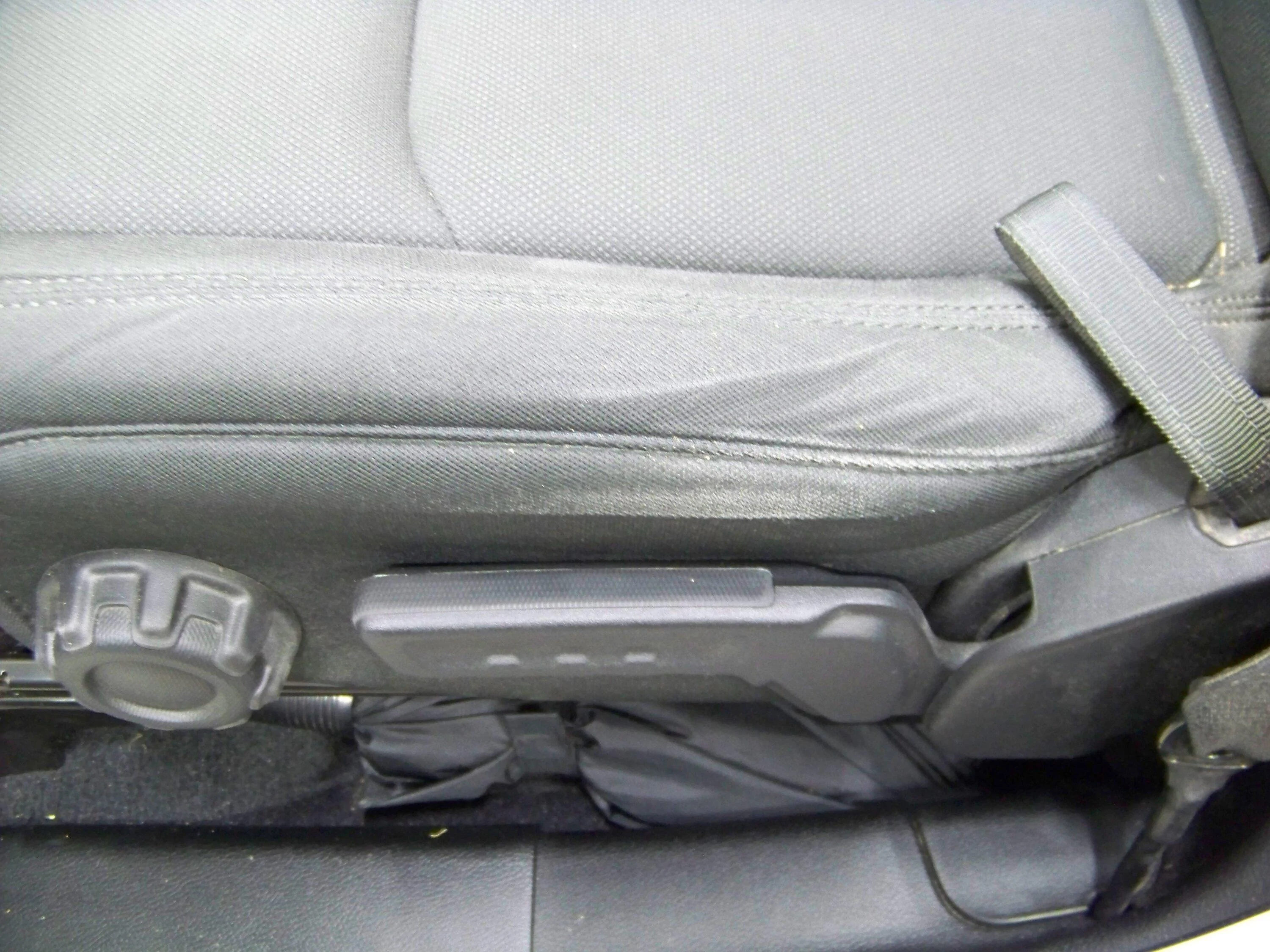 Jeep Gladiator Premature wear on side of drivers seat 100_7834