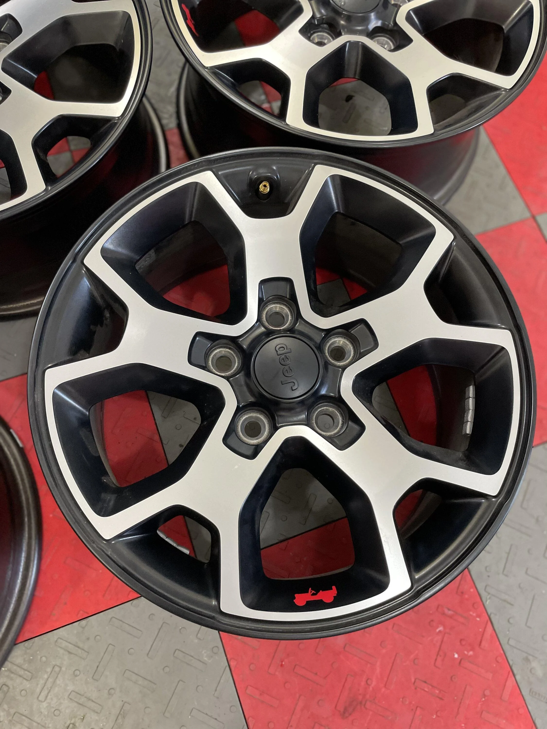 Jeep Gladiator (5) Jeep Rubicon wheels 0E8A21C5-8137-4675-A29D-0AC7FAE9E8ED
