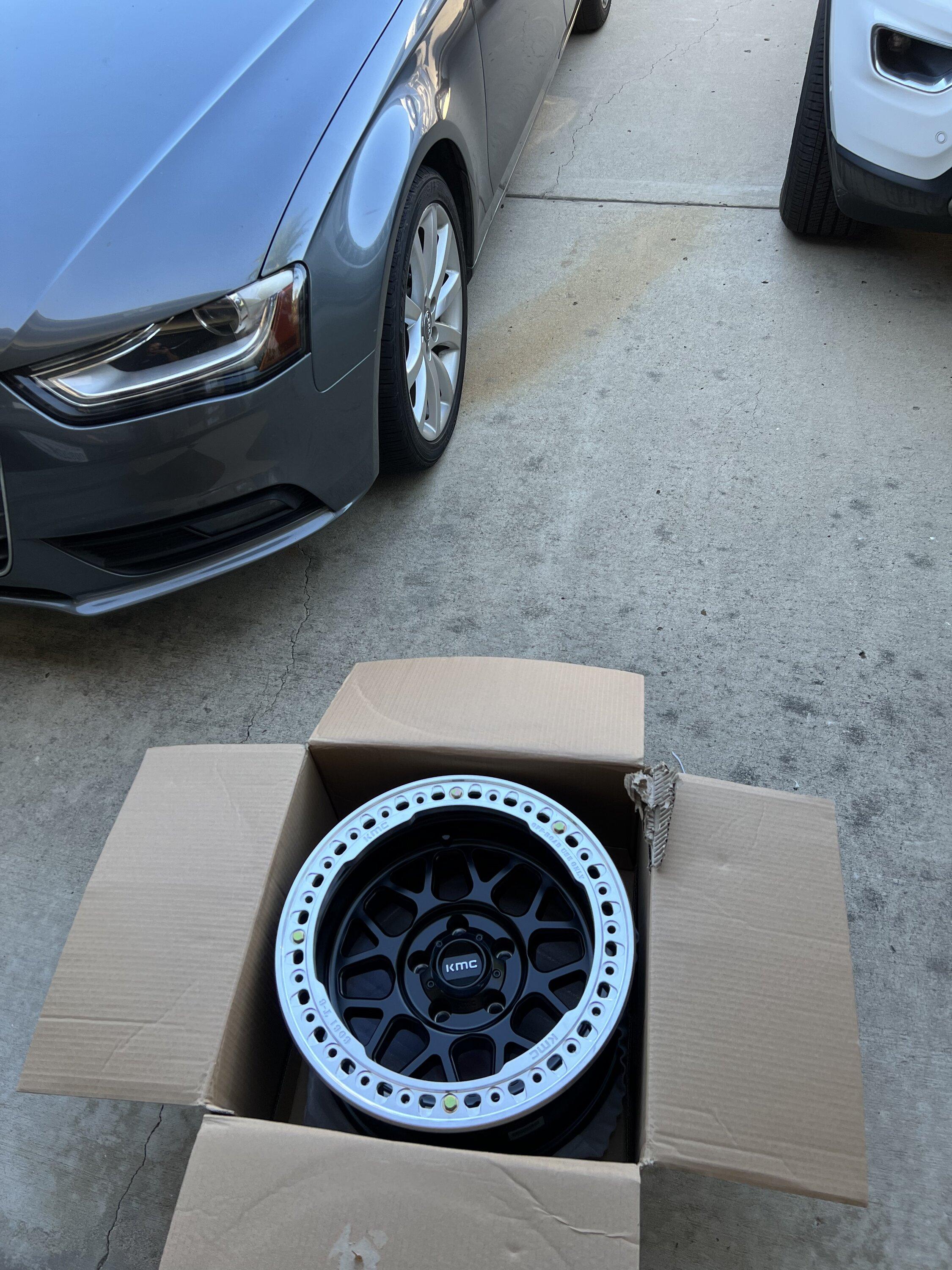 Jeep Gladiator 4 KMC Grenade crawl 17x9 beadlocks 1800$ 52485750-B649-4495-9F1C-D7A0FE356653