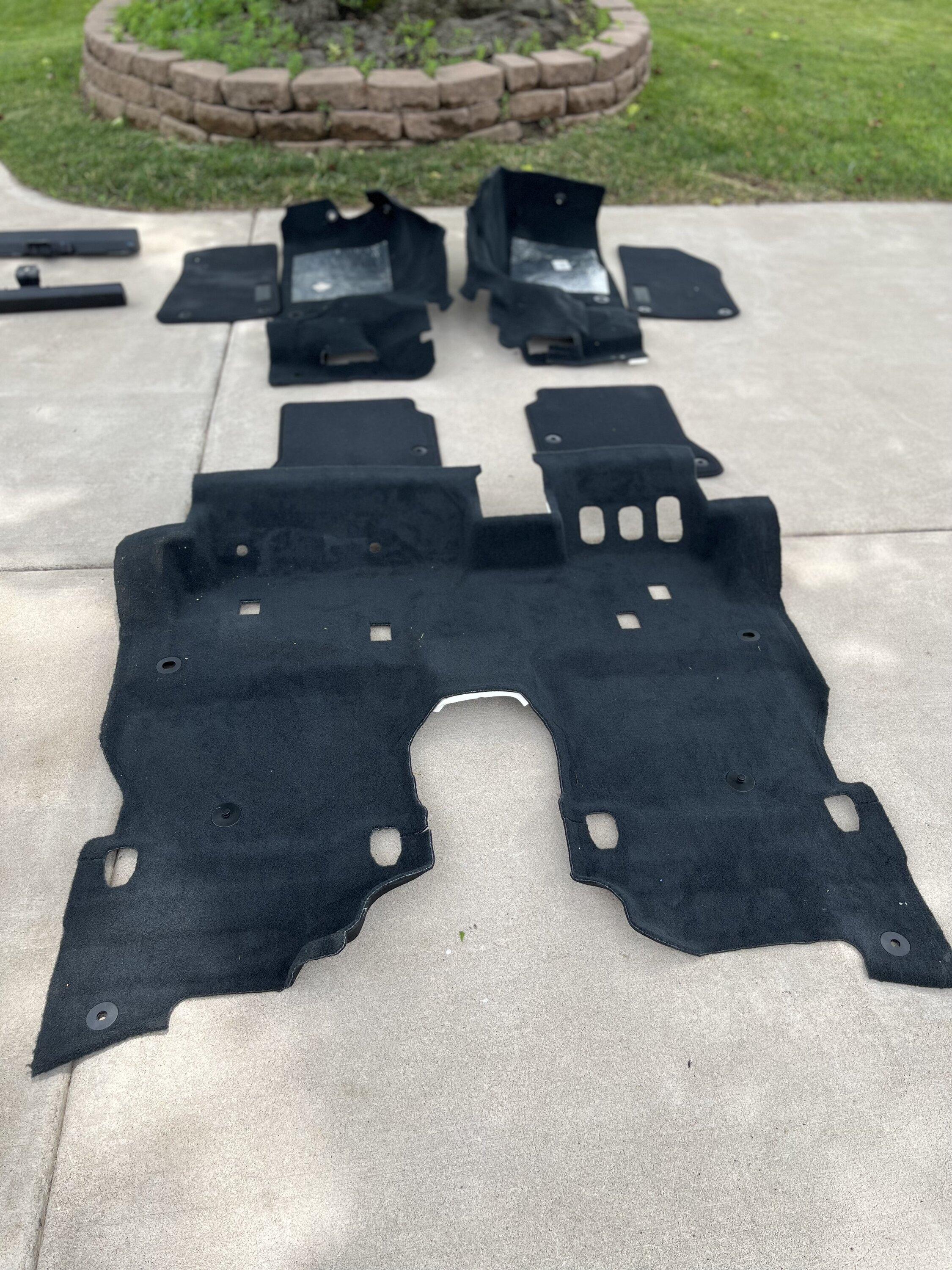 Jeep Gladiator 2022 Mojave Carpet and floor mats Carpet