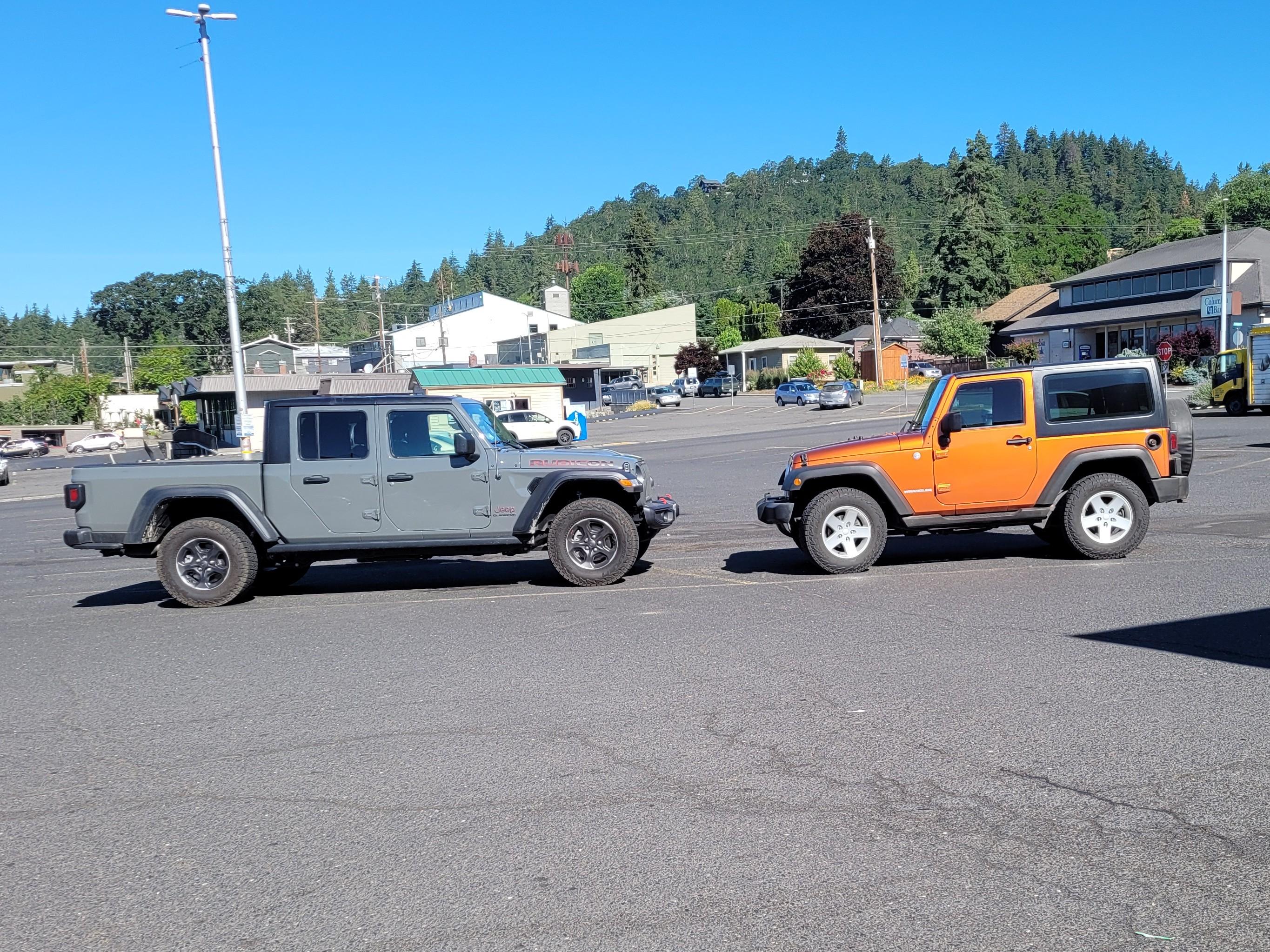 Jeep Gladiator Jeeps Parking Next To Jeeps 20220625_085921